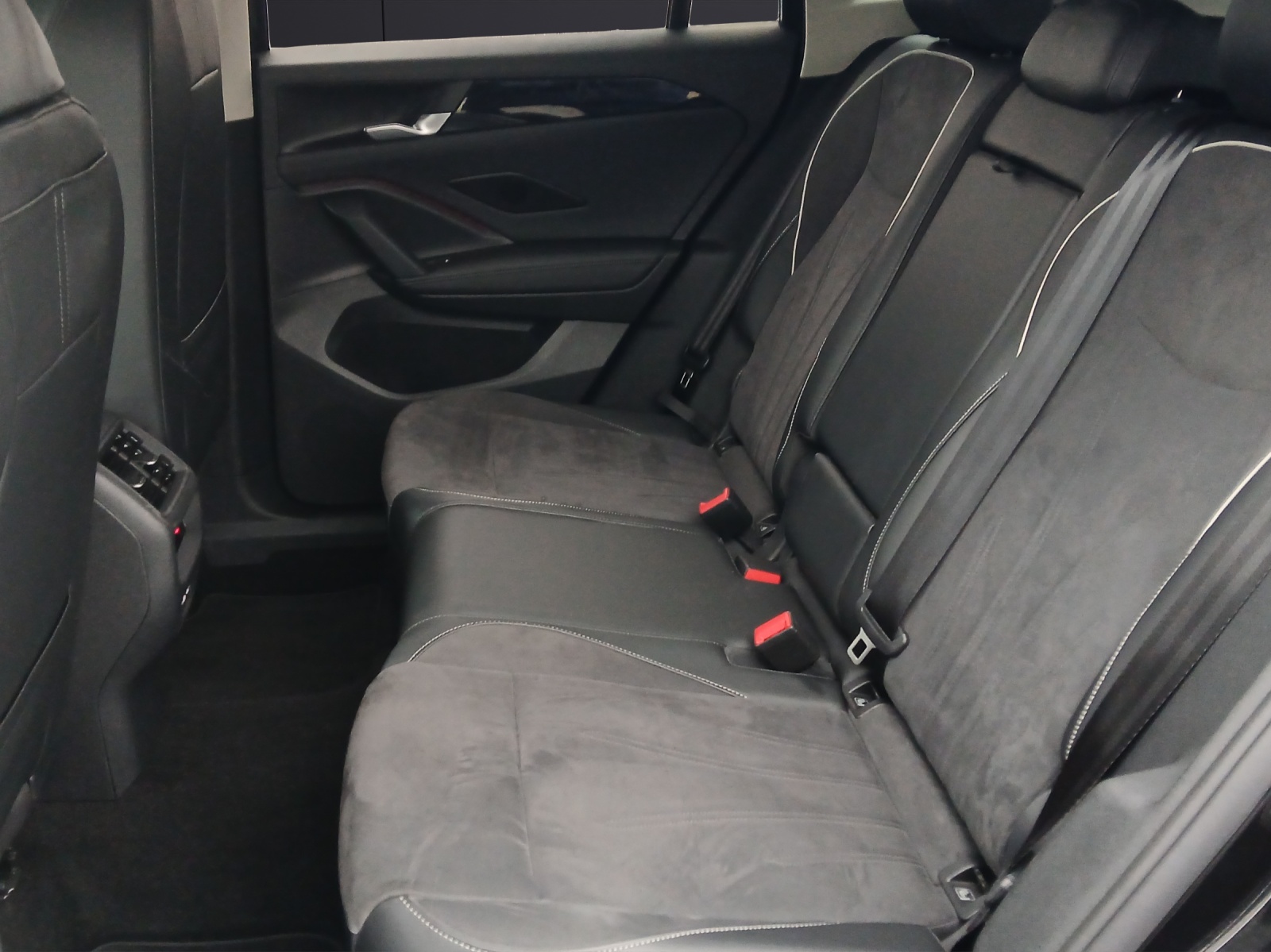 Fahrzeugabbildung Volkswagen Tiguan eTSI Elegance DSG Matrix AHK Navi AID ACC RFK SH