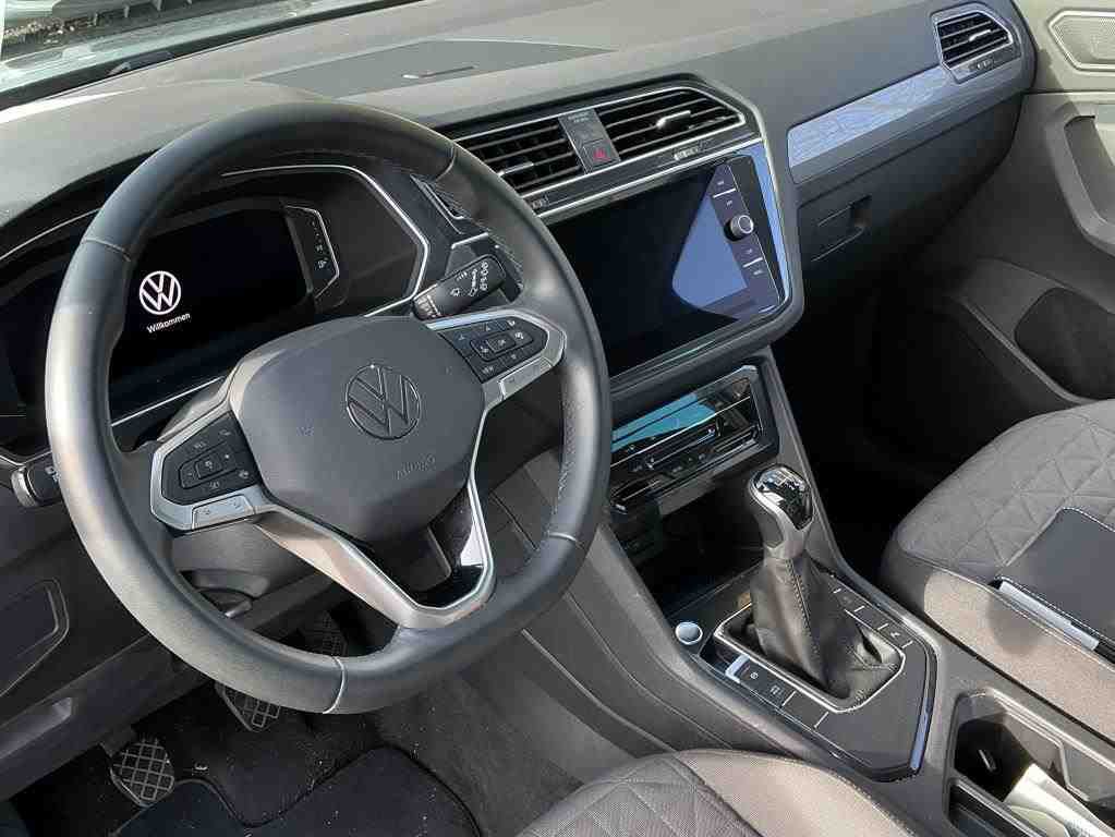Fahrzeugabbildung Volkswagen Tiguan TSI Life LED Navi AID ACC PDC SH