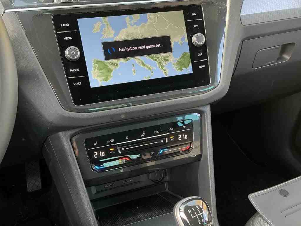 Fahrzeugabbildung Volkswagen Tiguan TSI Life LED Navi AID ACC PDC SH