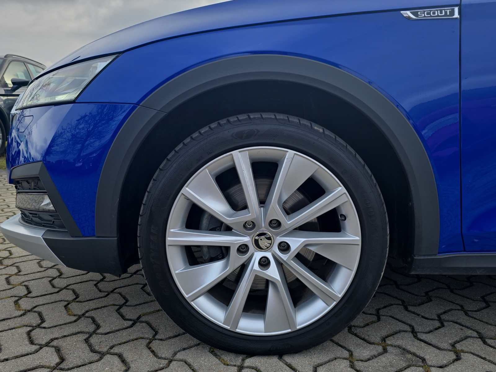 Fahrzeugabbildung SKODA Octavia Combi Scout 2.0 TDI 4x4 DSG AHZ NAVI LED