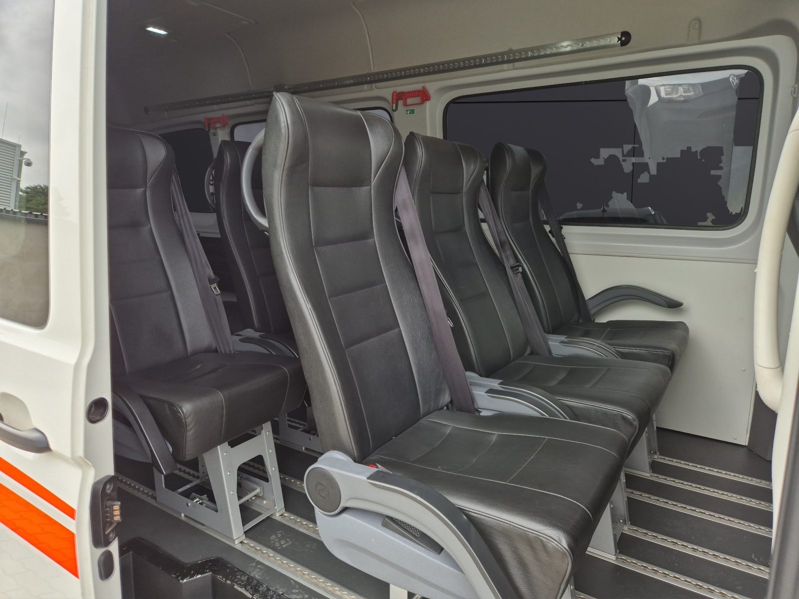 Fahrzeugabbildung Volkswagen Crafter 50 DSG LR HD 9-Si Rollstuhllift Trittstufe STH Klima RFK