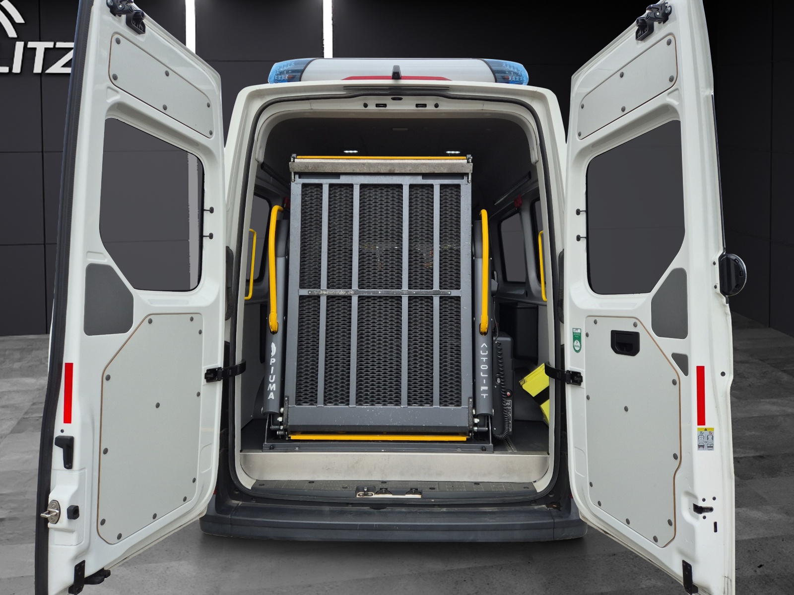 Fahrzeugabbildung Volkswagen Crafter 50 DSG LR HD 9-Si Rollstuhllift Trittstufe STH Klima RFK