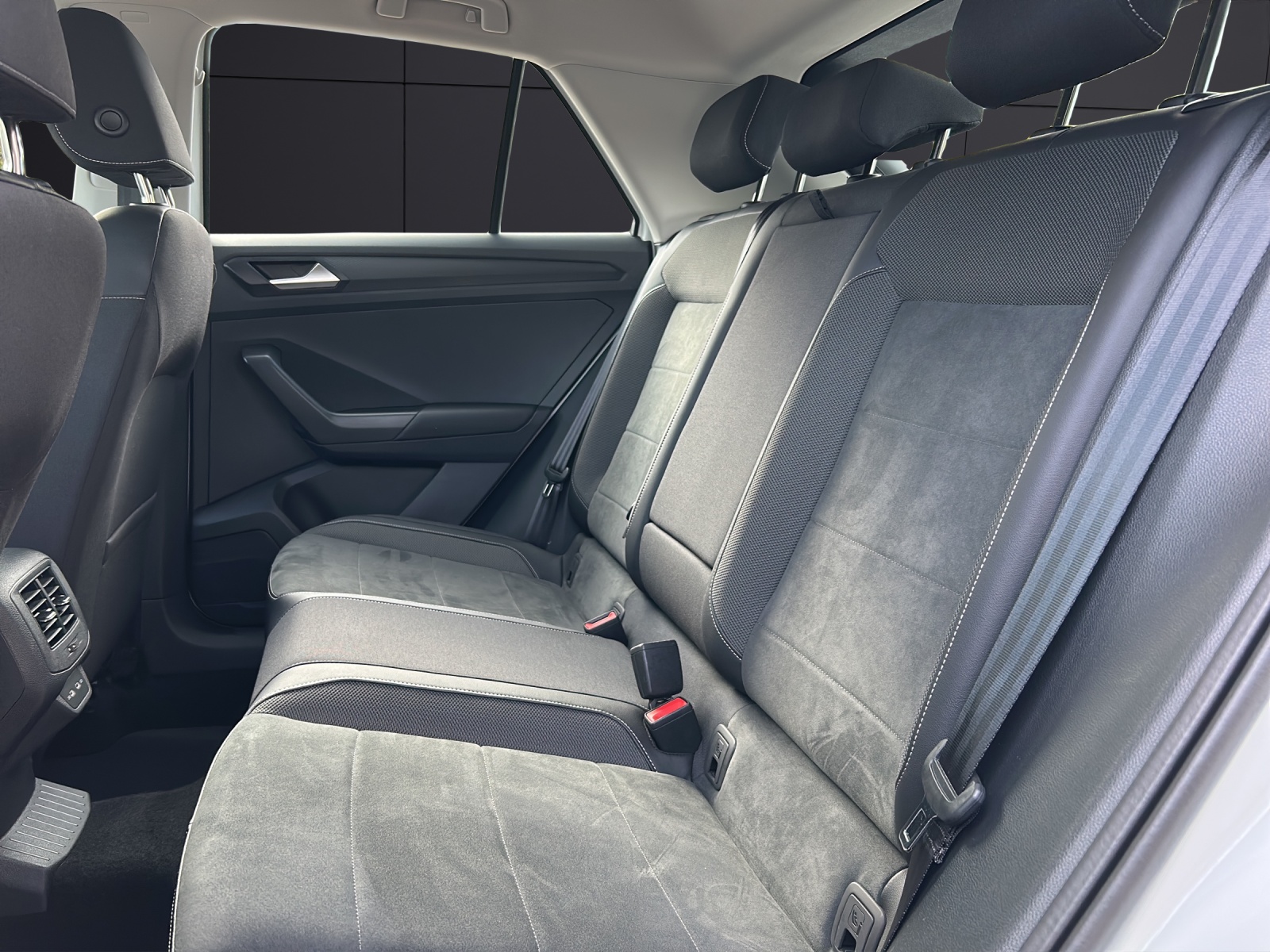 Fahrzeugabbildung Volkswagen T-Roc Style TDI DSG IQ.Light ACC SH 17