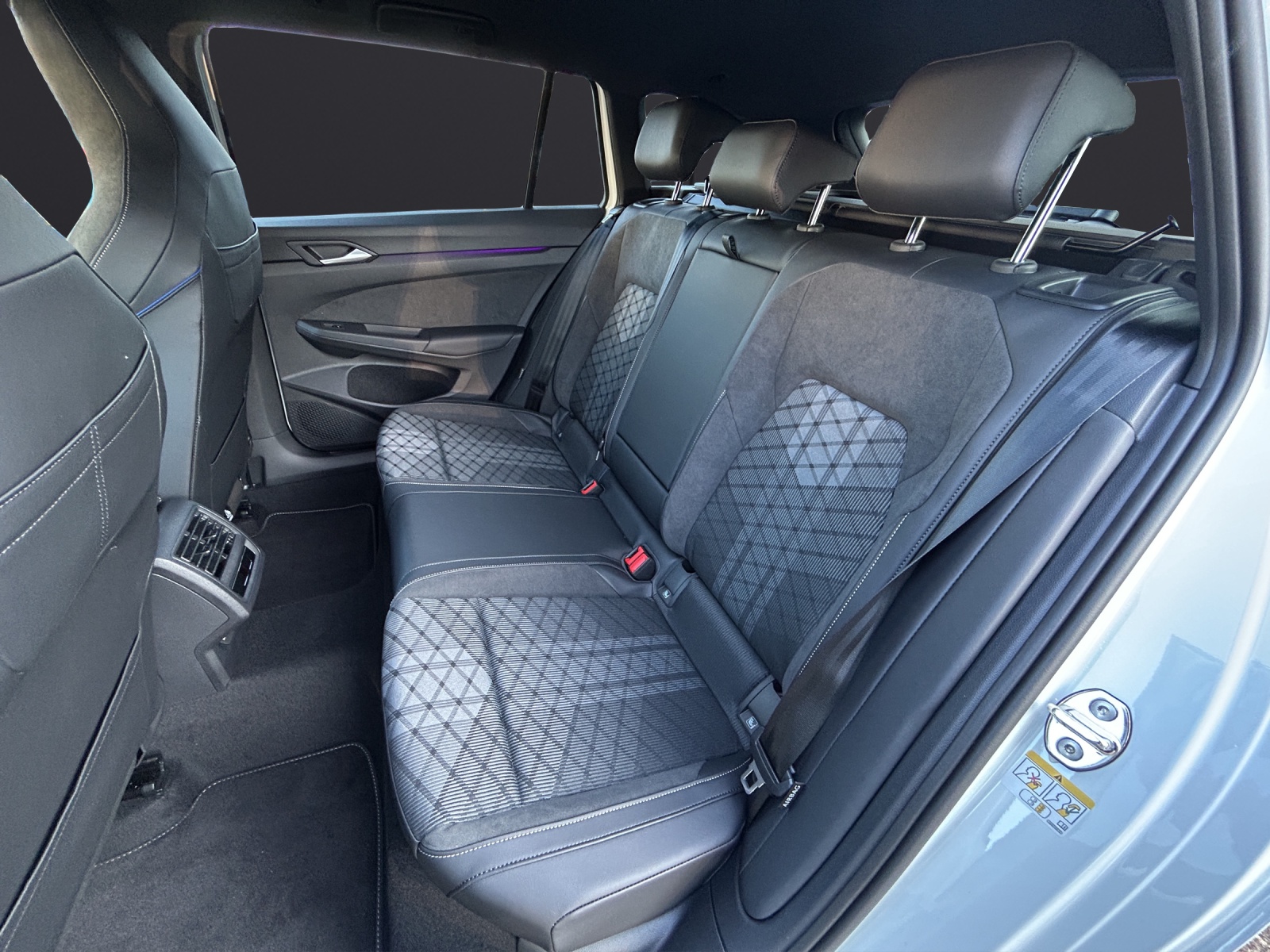 Fahrzeugabbildung Volkswagen Golf VIII Variant R-Line eTSI DSG LED+ ACC AHK SH 360° HuD Navi