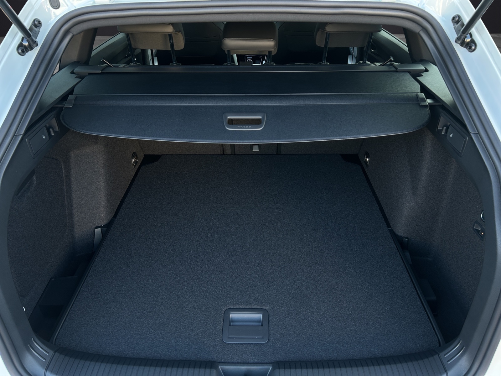 Fahrzeugabbildung Volkswagen Golf VIII Variant R-Line eTSI DSG LED+ ACC AHK SH 360° HuD Navi