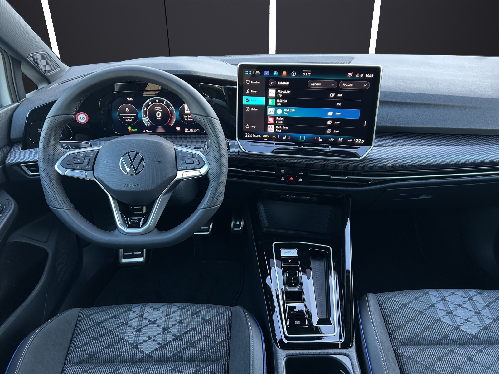 Fahrzeugabbildung Volkswagen Golf VIII Variant R-Line eTSI DSG LED+ ACC AHK SH 360° HuD Navi