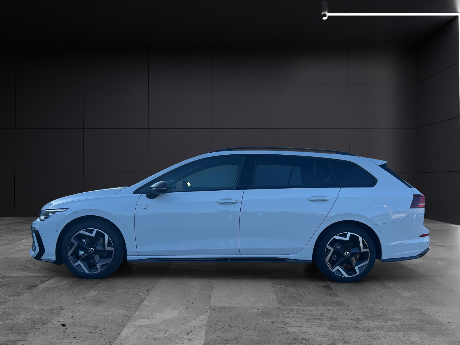 Fahrzeugabbildung Volkswagen Golf VIII Variant R-Line eTSI DSG LED+ ACC AHK SH 360° HuD Navi