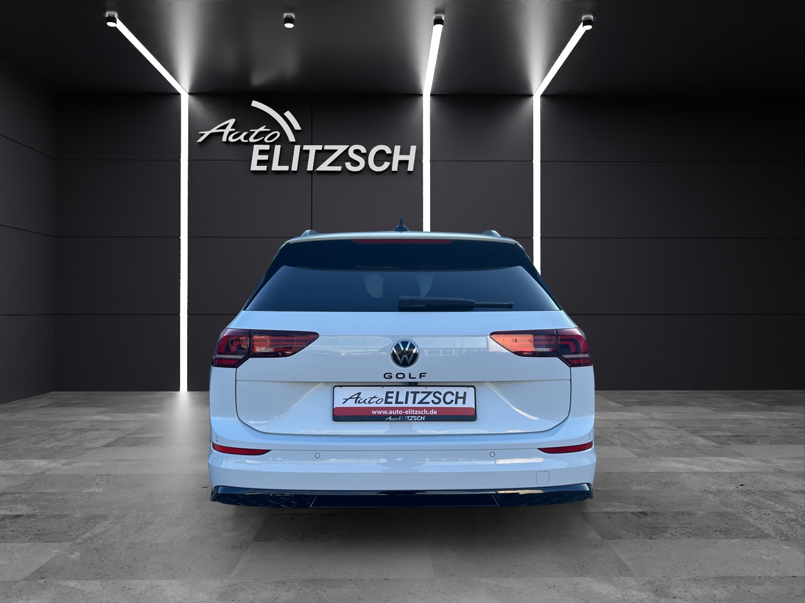 Fahrzeugabbildung Volkswagen Golf VIII Variant R-Line eTSI DSG LED+ ACC AHK SH 360° HuD Navi