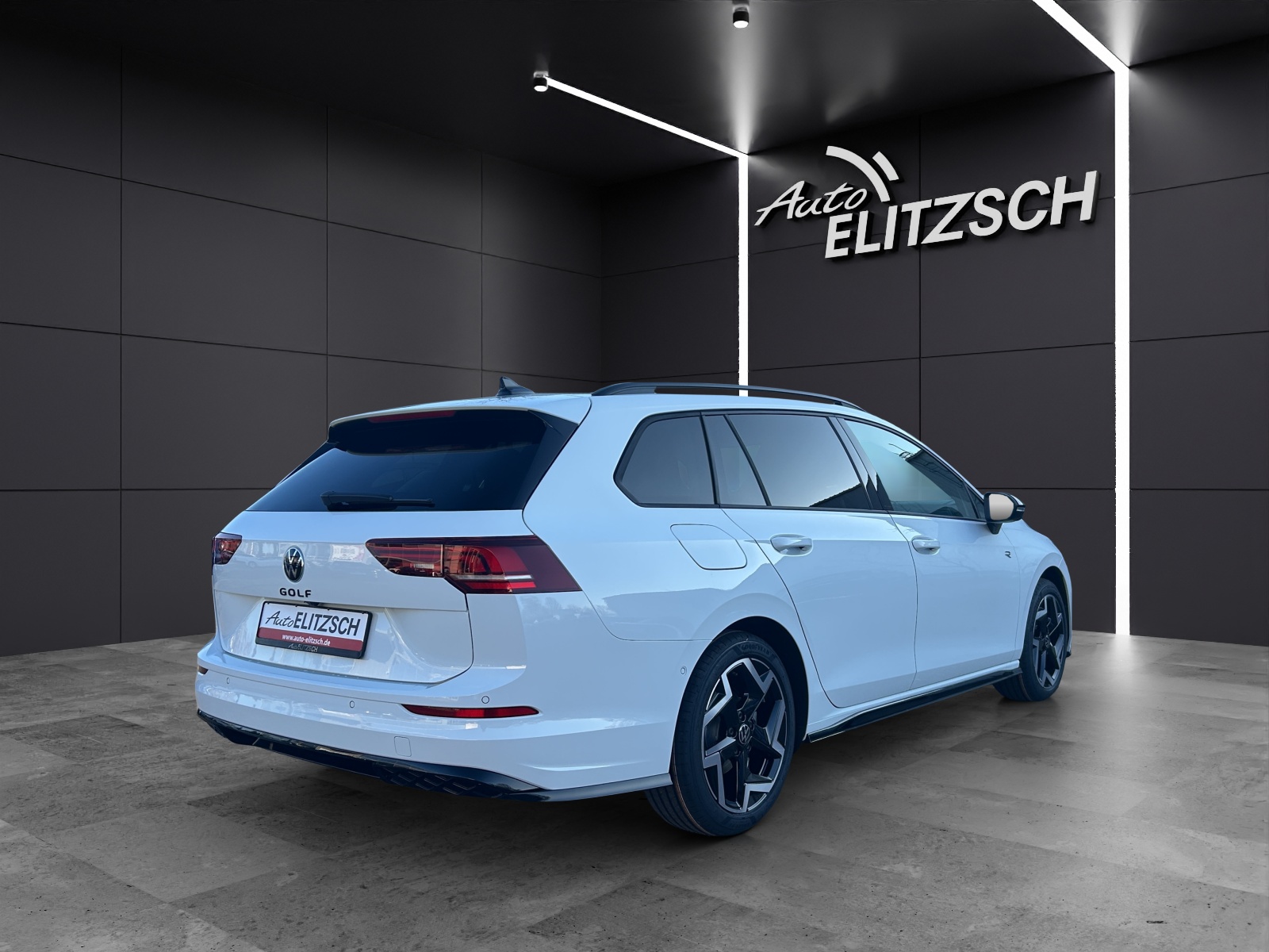 Fahrzeugabbildung Volkswagen Golf VIII Variant R-Line eTSI DSG LED+ ACC AHK SH 360° HuD Navi