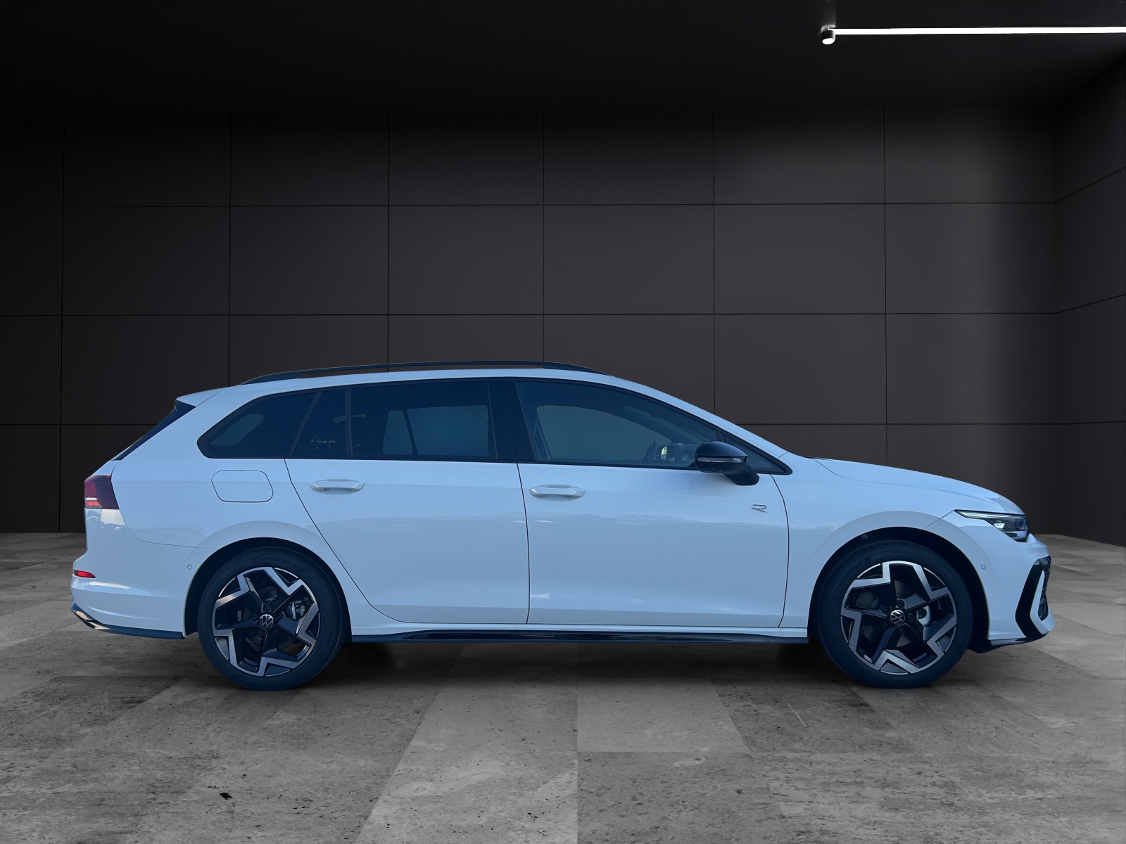 Fahrzeugabbildung Volkswagen Golf VIII Variant R-Line eTSI DSG LED+ ACC AHK SH 360° HuD Navi