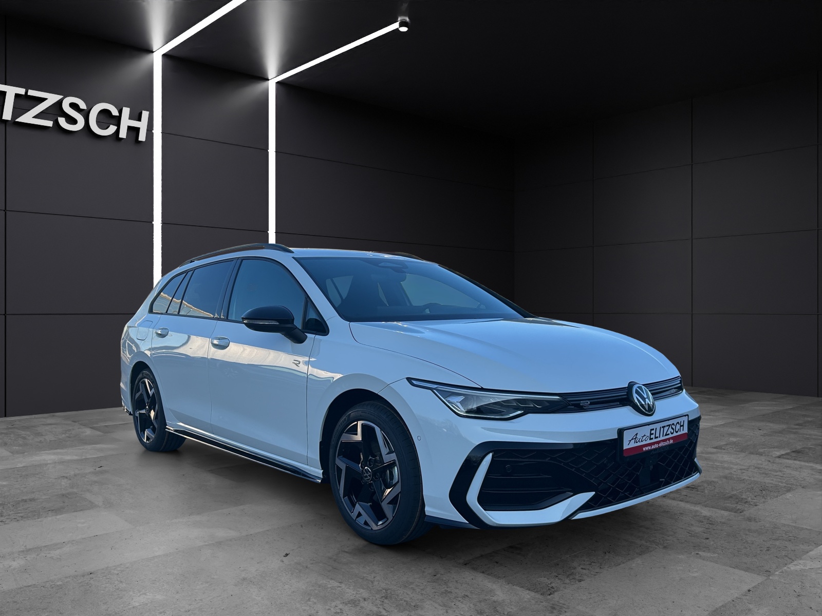 Fahrzeugabbildung Volkswagen Golf VIII Variant R-Line eTSI DSG LED+ ACC AHK SH 360° HuD Navi