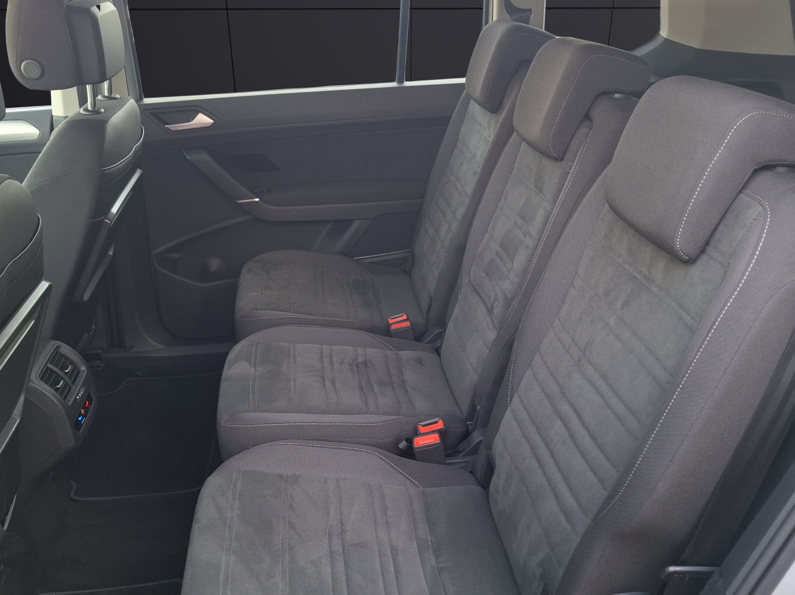 Fahrzeugabbildung Volkswagen Touran TSI Comfortline LED Navi AHK ACC AID Kamera SHZ