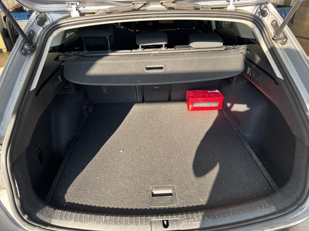 Fahrzeugabbildung SEAT Leon ST TSI Style LED AHK Navi AID GRA Park-Assist SH