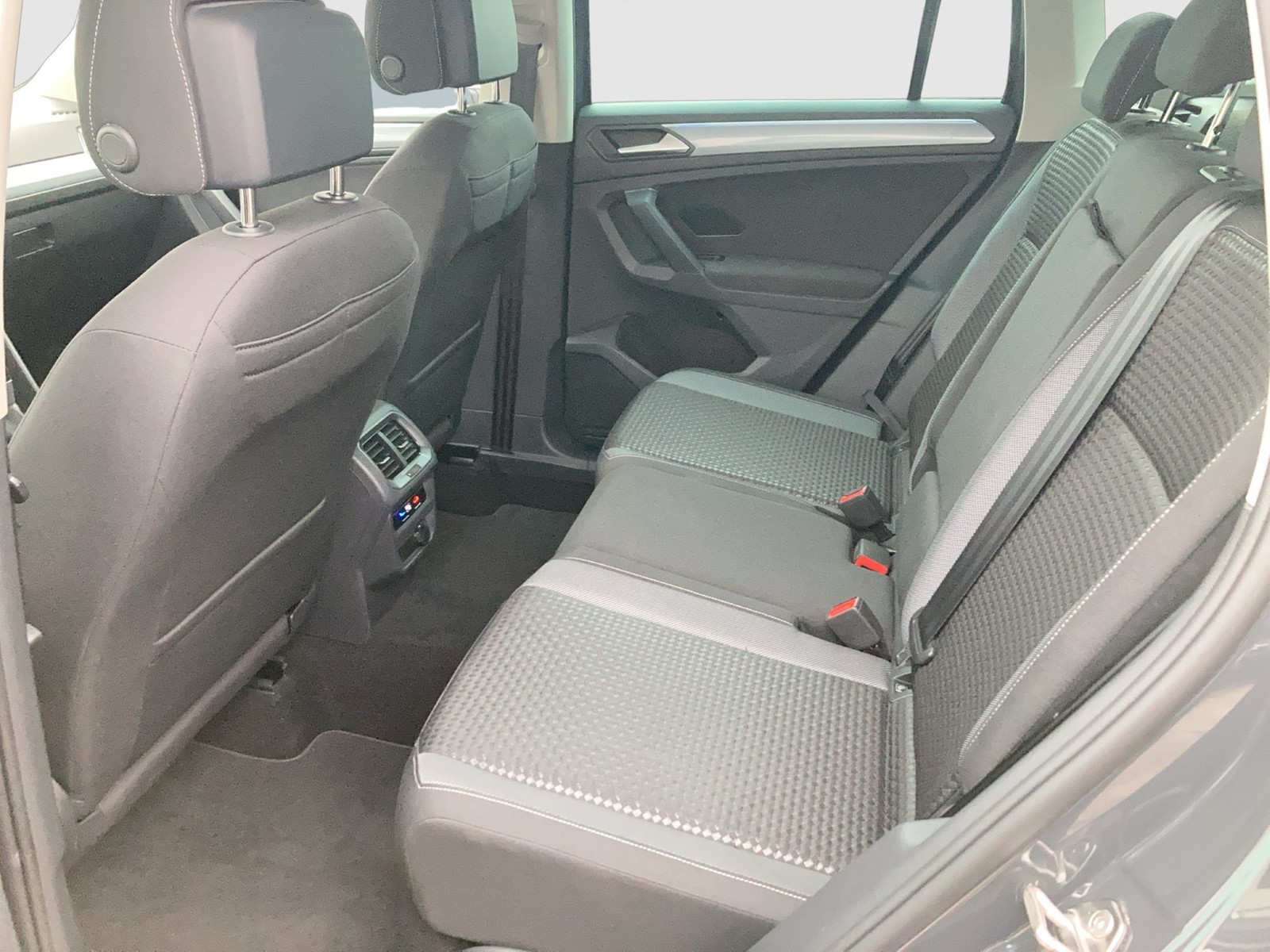 Fahrzeugabbildung Volkswagen Tiguan TDI Life DSG Matrix Navi ACC AHK PDC