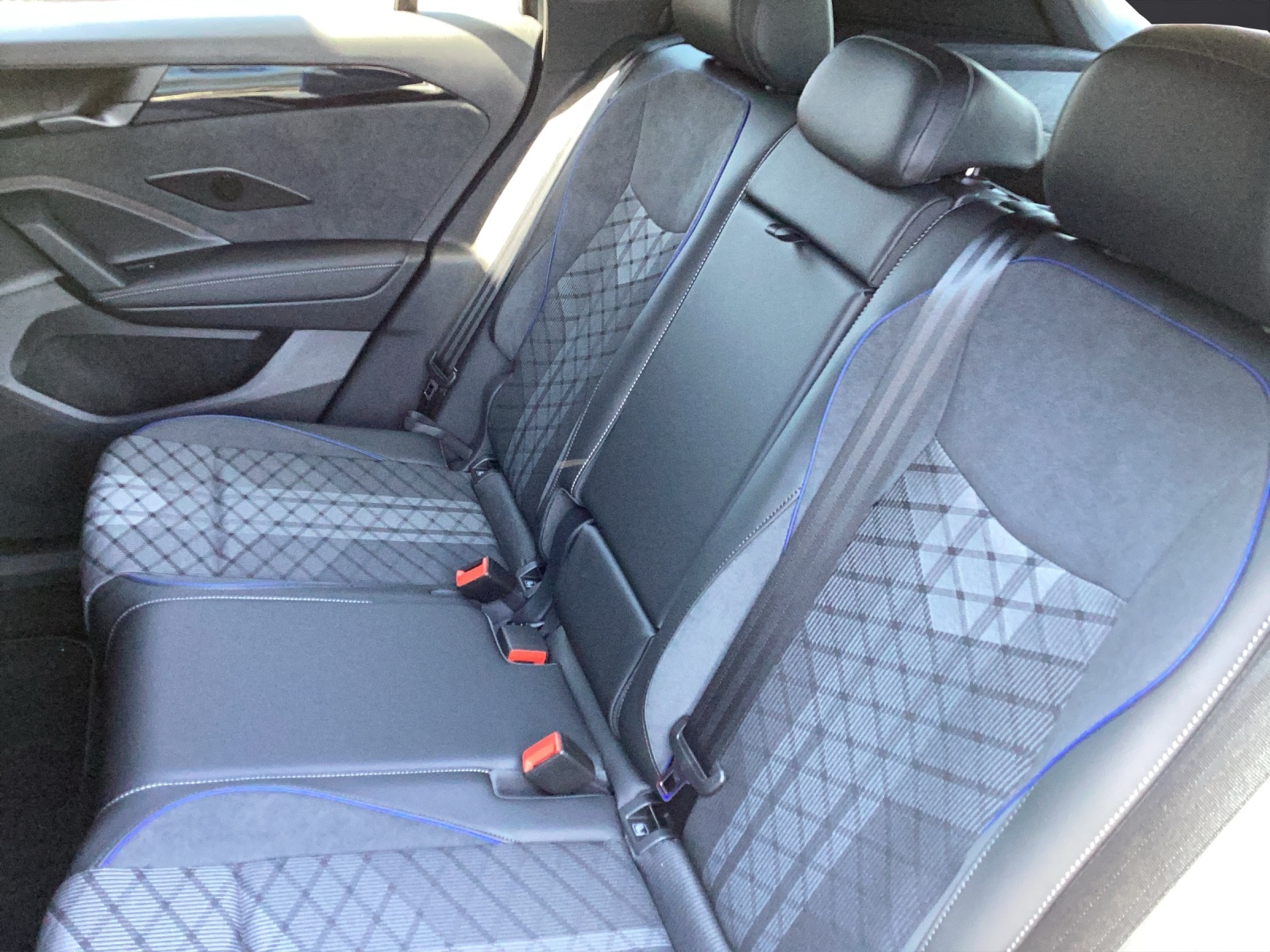 Fahrzeugabbildung Volkswagen Tiguan R-Line TDI AHZV LED+ KESSY AreaView