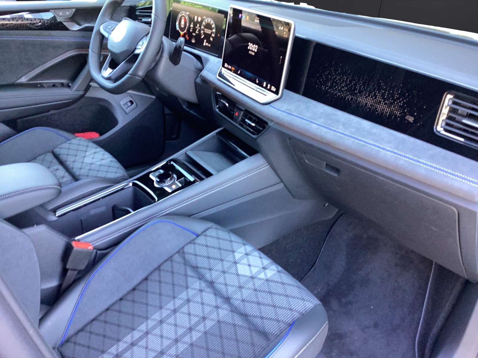Fahrzeugabbildung Volkswagen Tiguan R-Line TDI AHZV LED+ KESSY AreaView