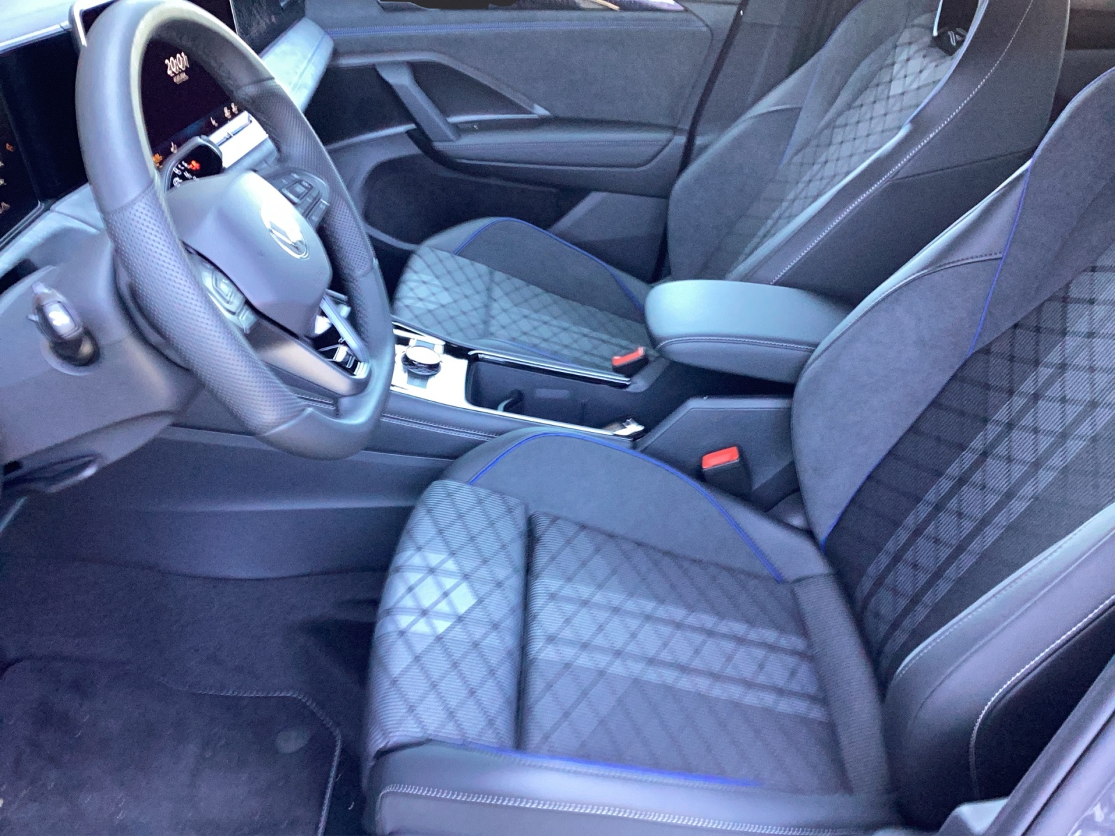 Fahrzeugabbildung Volkswagen Tiguan R-Line TDI AHZV LED+ KESSY AreaView