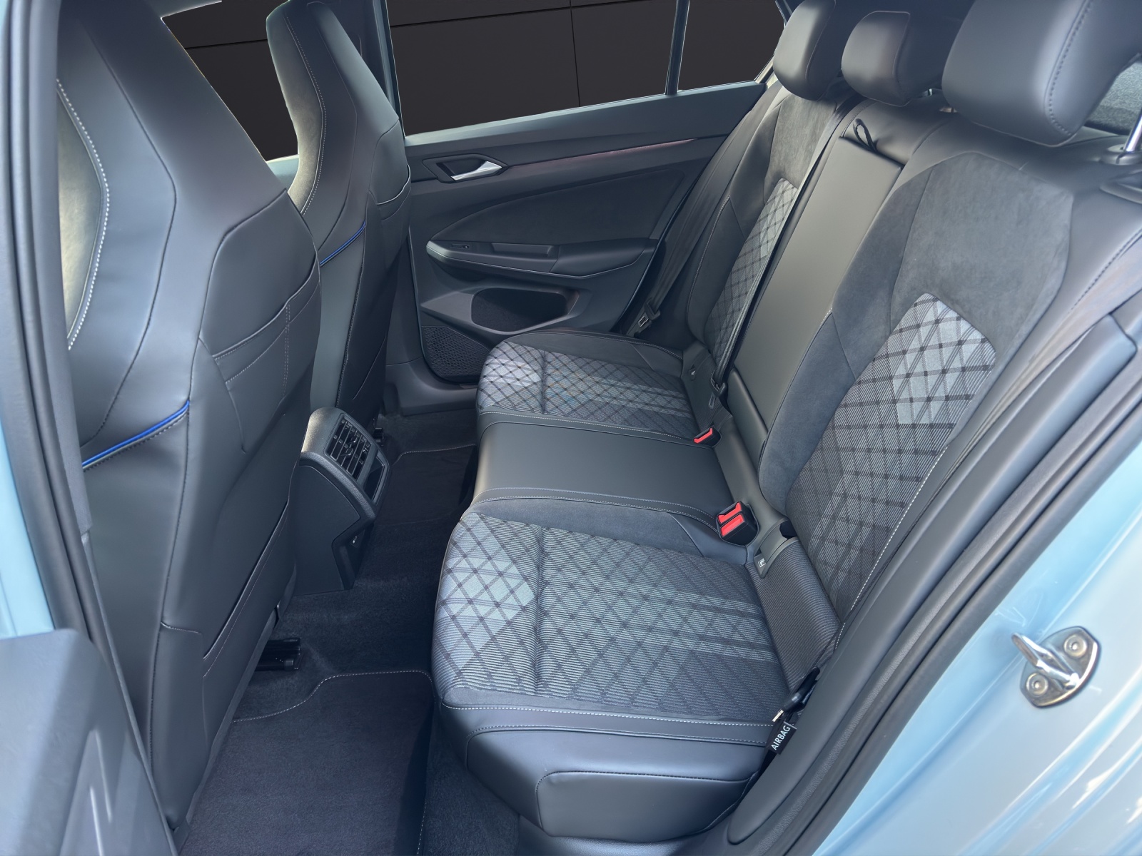 Fahrzeugabbildung Volkswagen Golf R-Line AHZV NAVI LED ACC