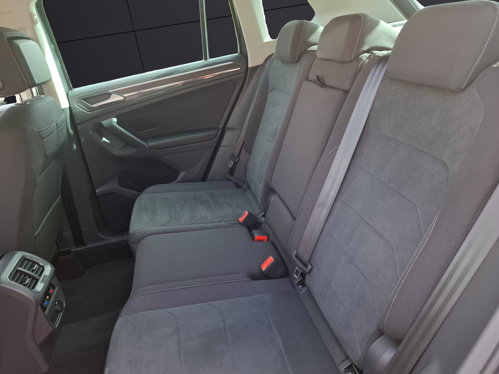 Fahrzeugabbildung Volkswagen Tiguan TDI Elegance DSG 4Mo Matrix AHK Navi AIF´D ACC RFK SH 19