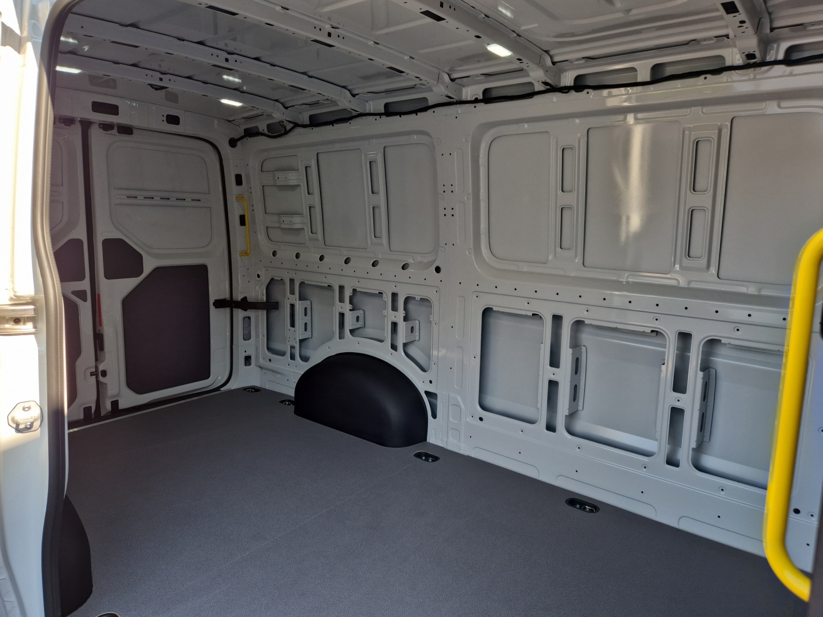 Fahrzeugabbildung Volkswagen Crafter Kasten 35 MR Klima RFK AID Holzfussb