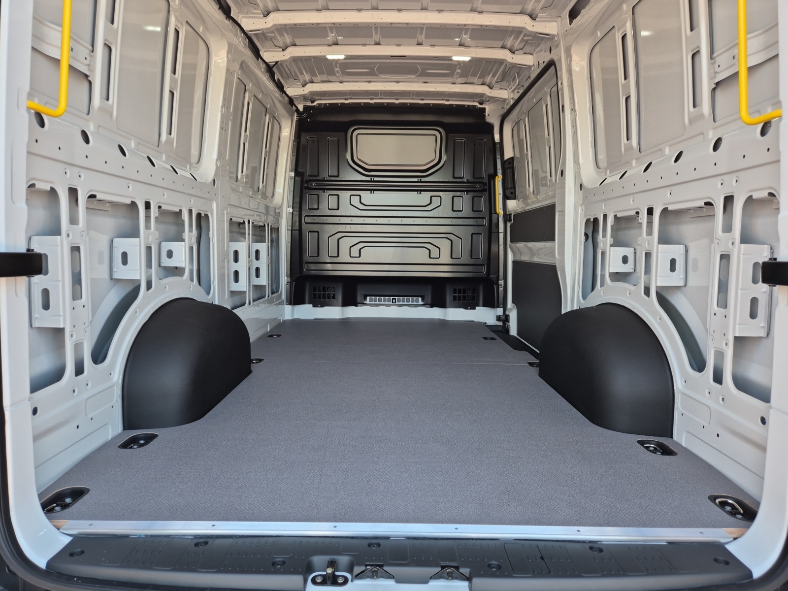 Fahrzeugabbildung Volkswagen Crafter Kasten 35 MR Klima RFK AID Holzfussb