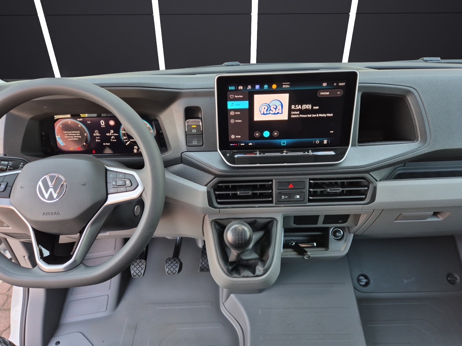 Fahrzeugabbildung Volkswagen Crafter Kasten 35 MR Klima RFK AID Holzfussb