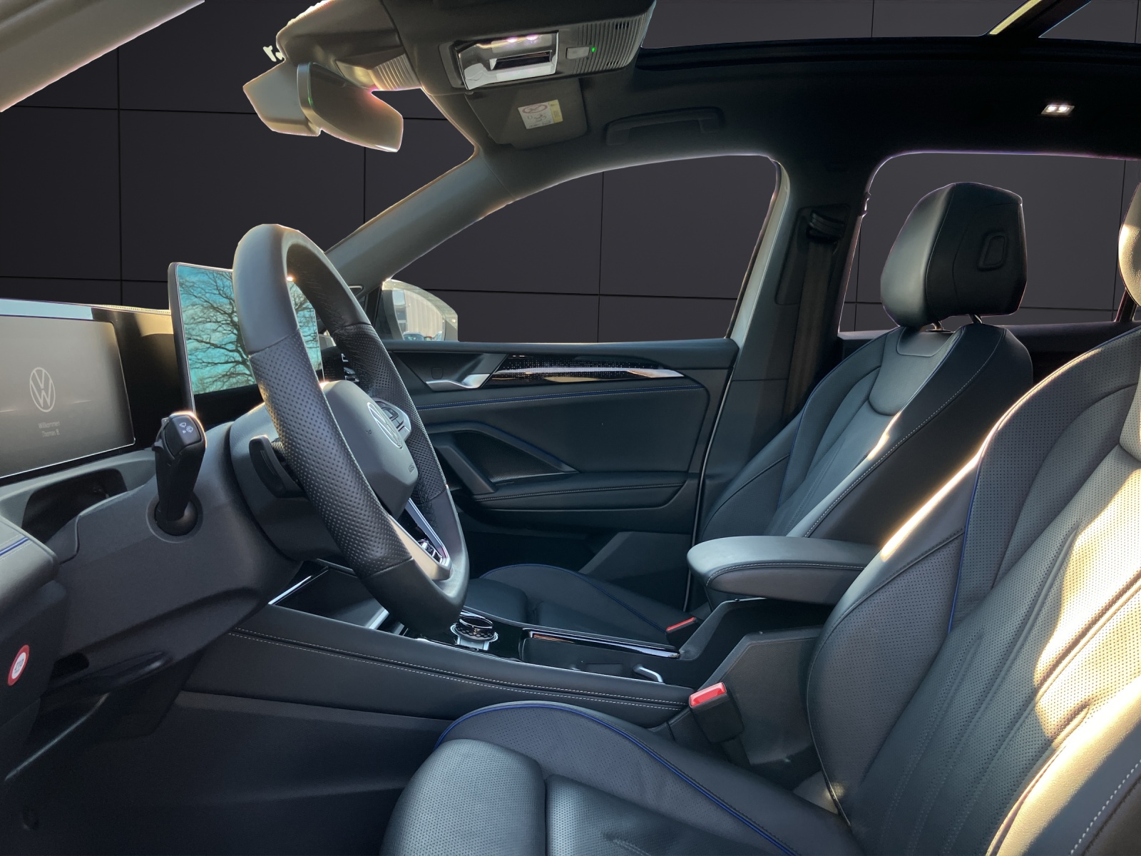 Fahrzeugabbildung Volkswagen Tiguan TDI R-Line 4M DSG MATRIX AHK PANO ACC