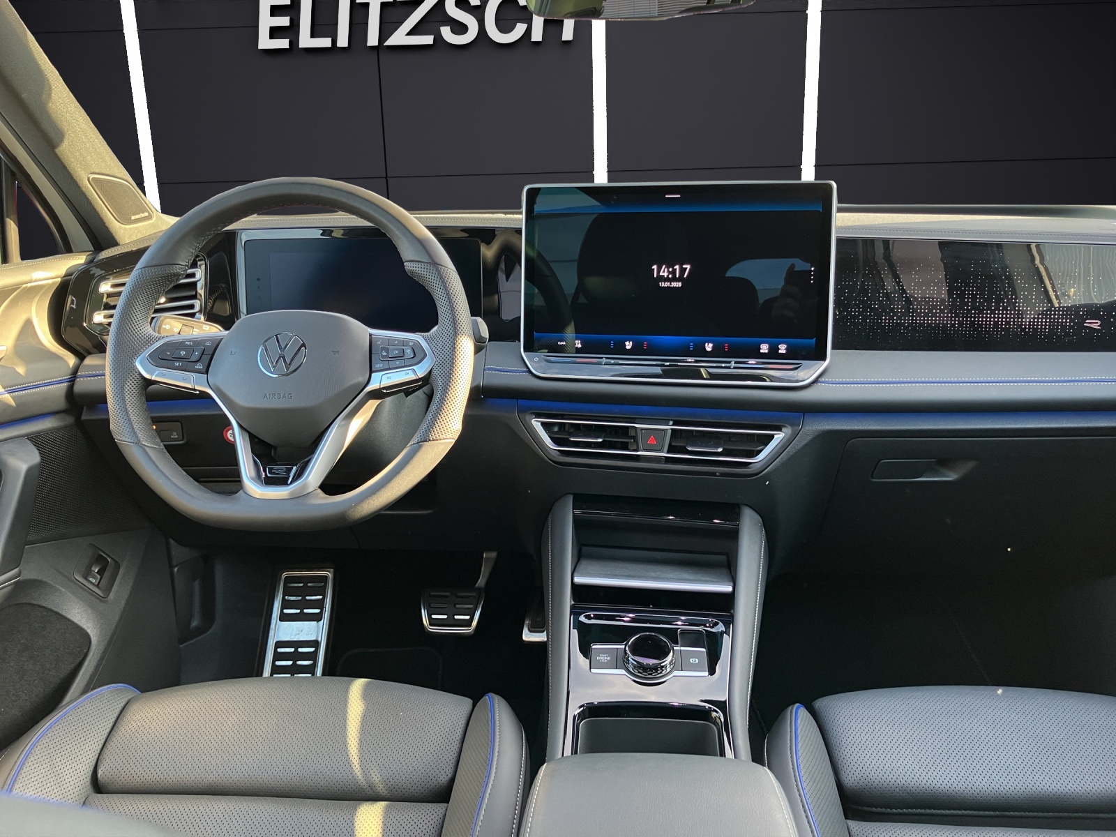 Fahrzeugabbildung Volkswagen Tiguan TDI R-Line 4M DSG MATRIX AHK PANO ACC