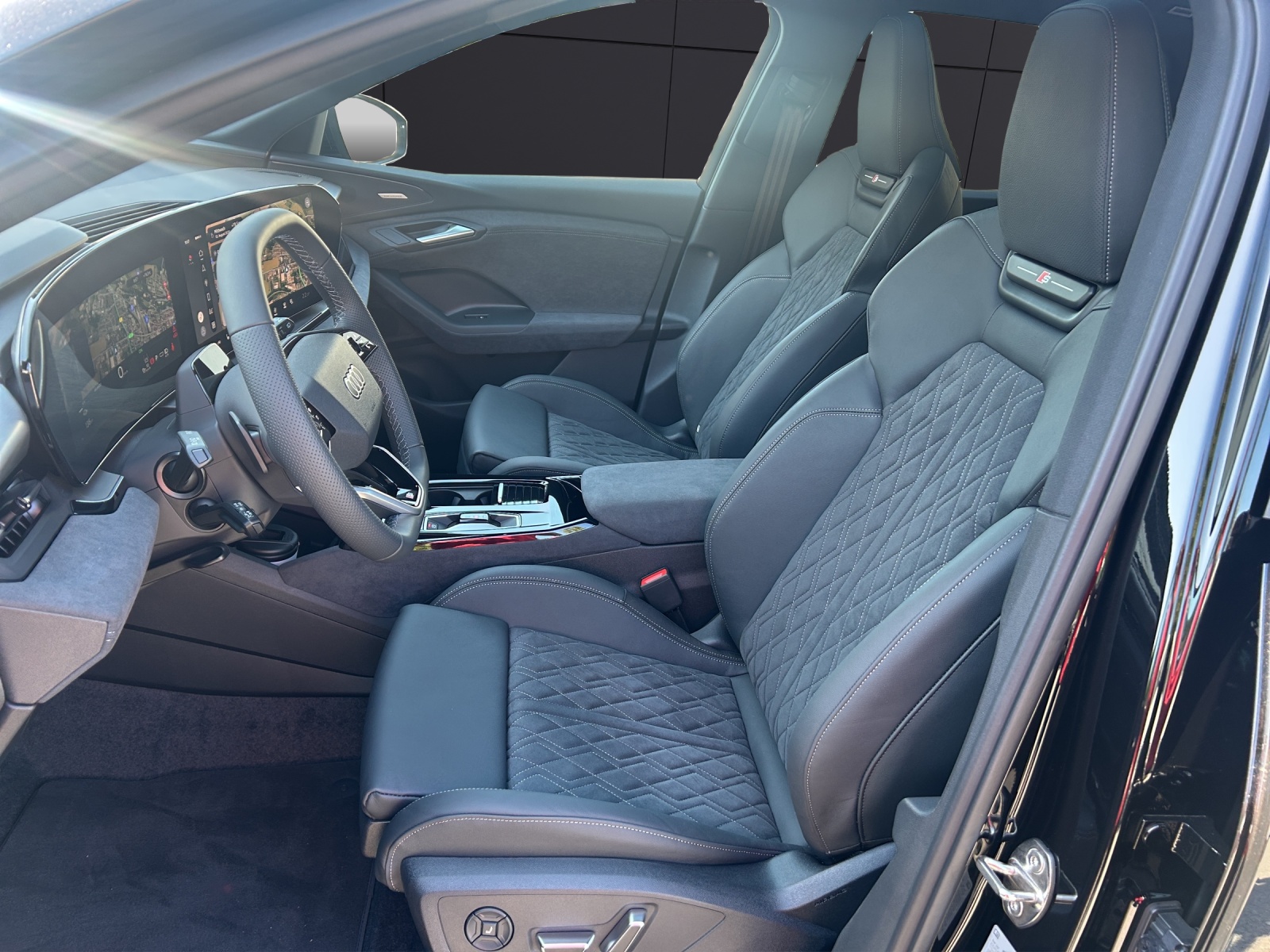Fahrzeugabbildung Audi Q6 e-tron quattro 315 kW S line business