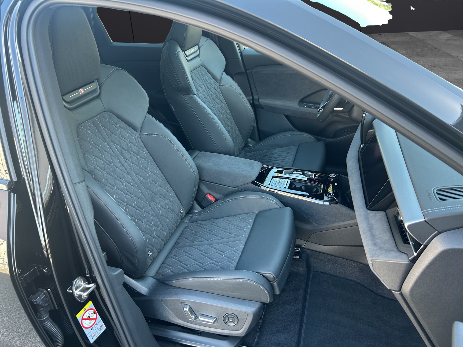 Fahrzeugabbildung Audi Q6 e-tron quattro 315 kW S line business