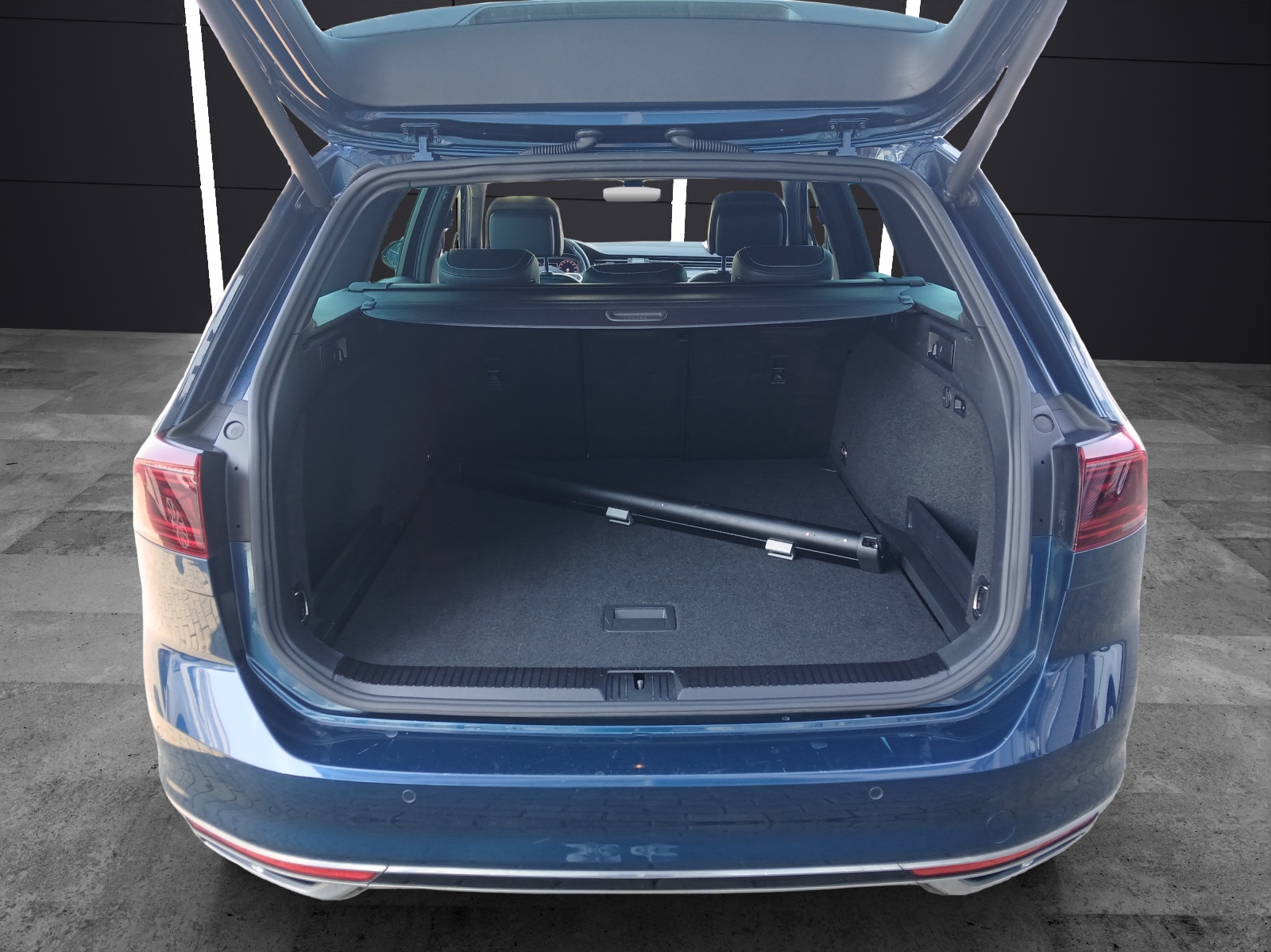 Fahrzeugabbildung Volkswagen Passat Variant TDI Business Matrix AHK R-Line Navi Leder AID ACC RFK HUD SH