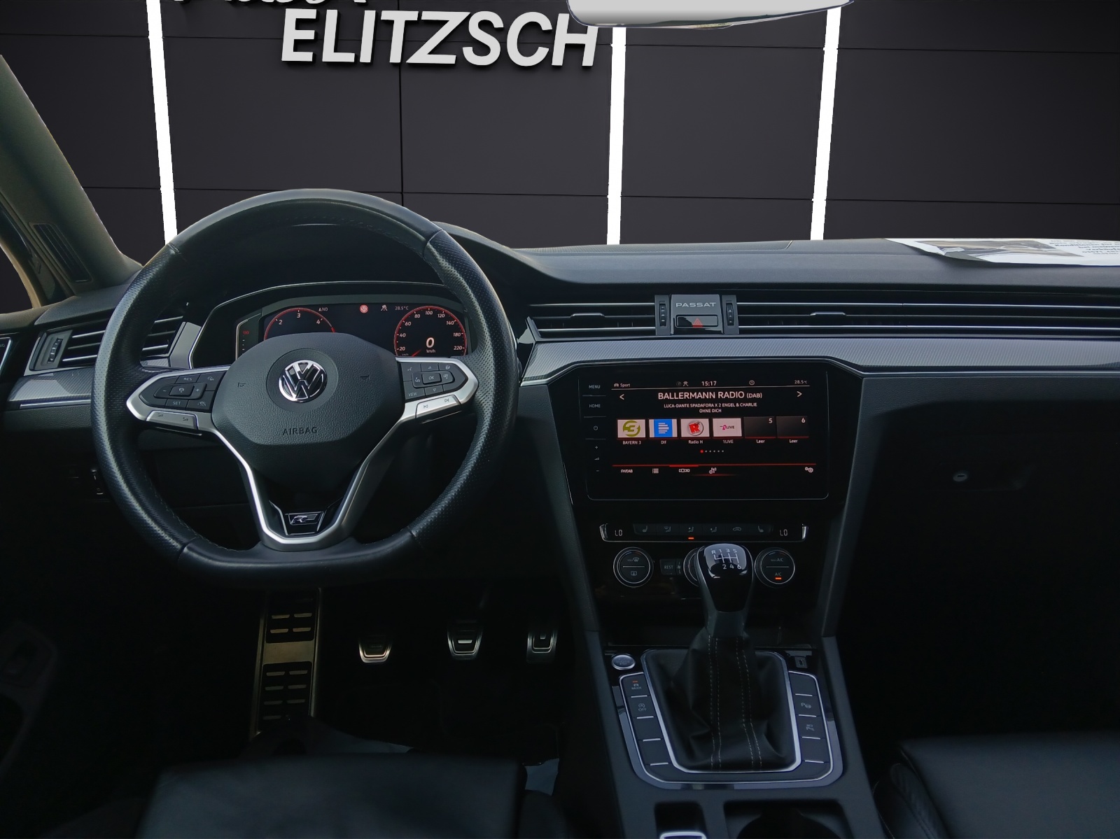 Fahrzeugabbildung Volkswagen Passat Variant TDI Business Matrix AHK R-Line Navi Leder AID ACC RFK HUD SH