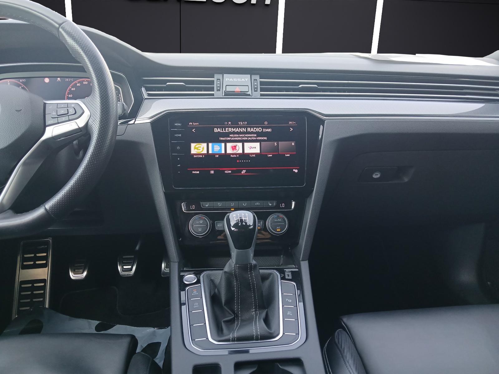 Fahrzeugabbildung Volkswagen Passat Variant TDI Business Matrix AHK R-Line Navi Leder AID ACC RFK HUD SH