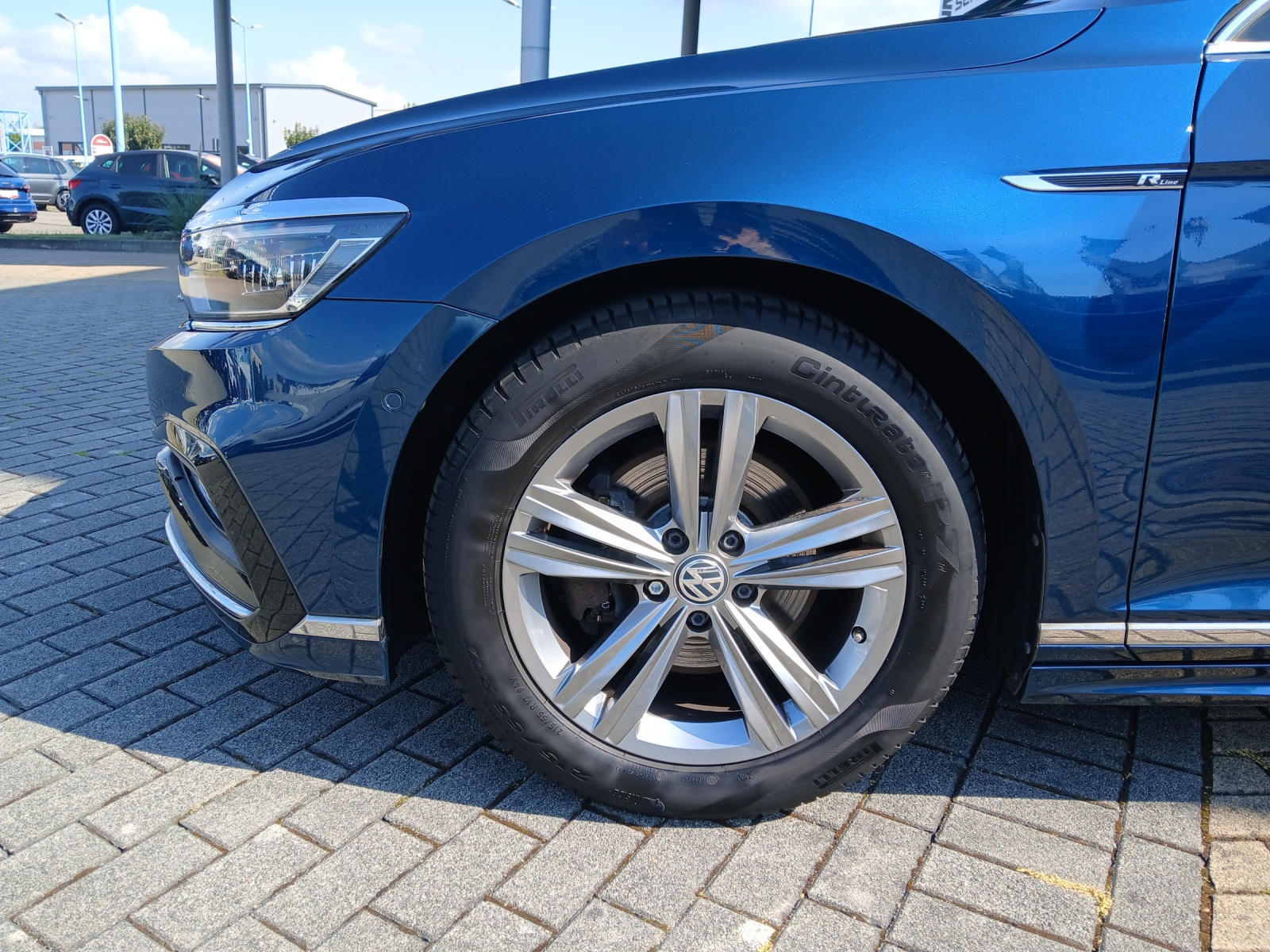 Fahrzeugabbildung Volkswagen Passat Variant TDI Business Matrix AHK R-Line Navi Leder AID ACC RFK HUD SH
