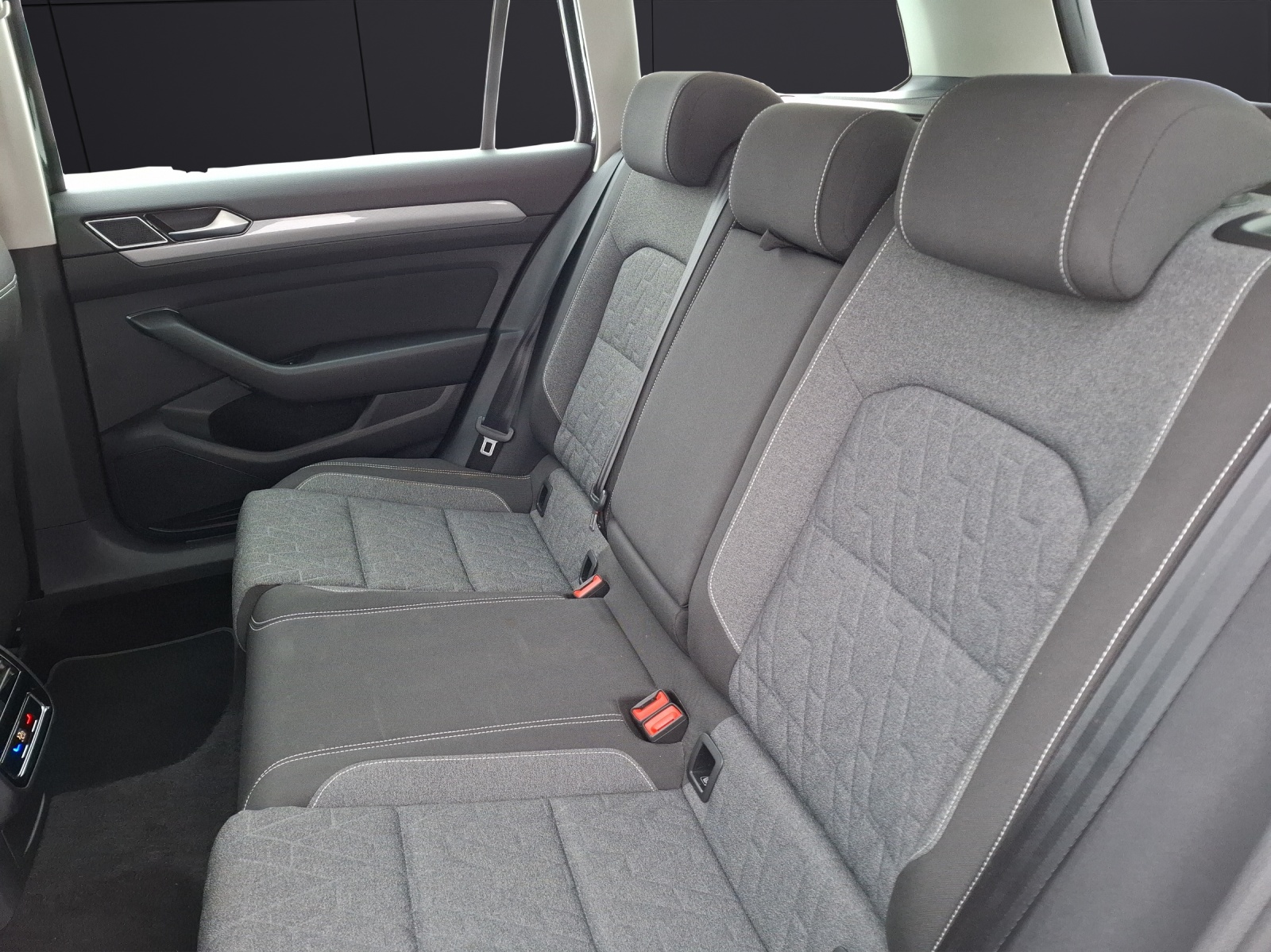 Fahrzeugabbildung Volkswagen Passat Variant TSI Business DSG LED Navi AID ACC RFK SH