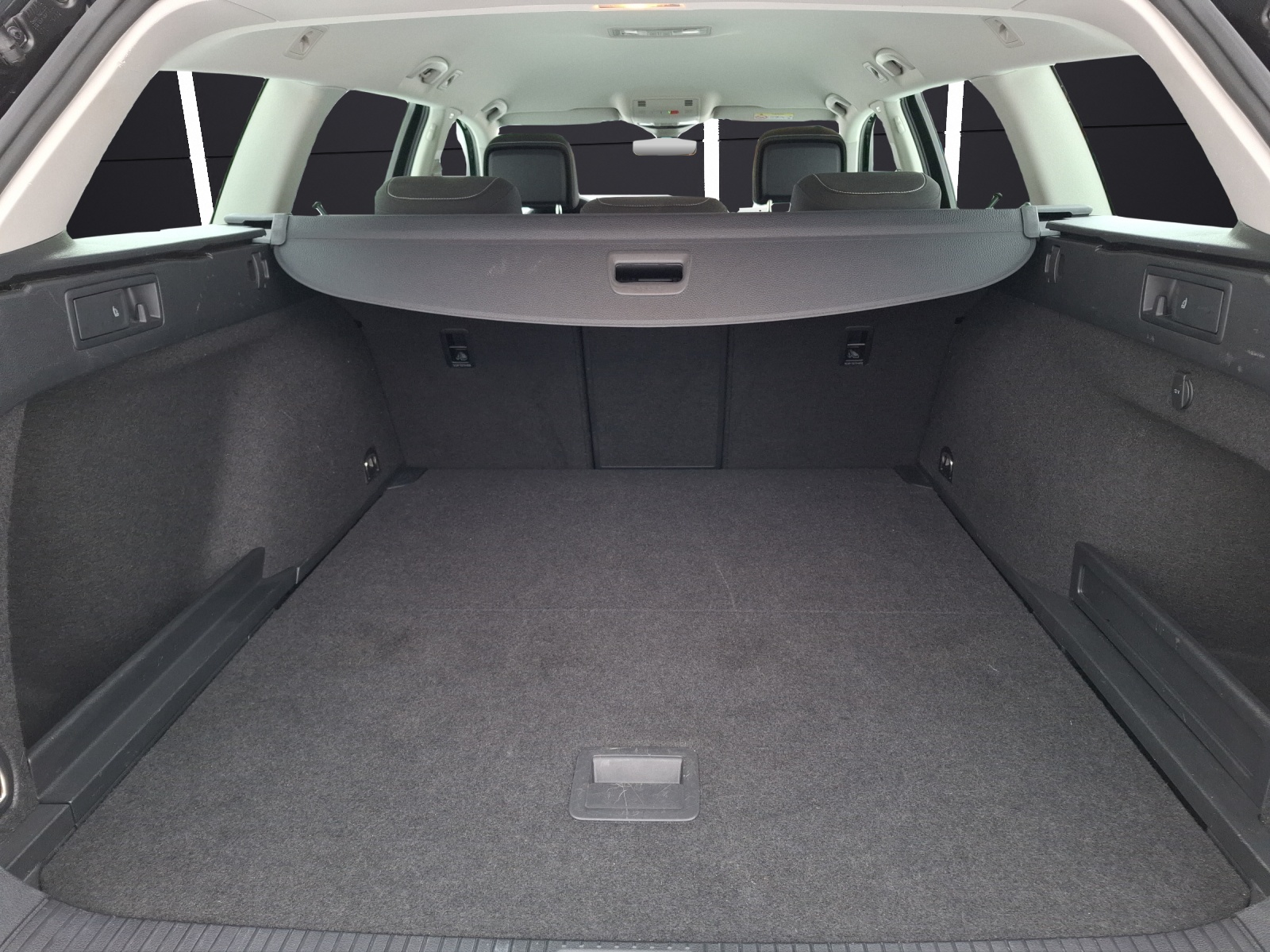 Fahrzeugabbildung Volkswagen Passat Variant TSI Business DSG LED Navi AID ACC RFK SH