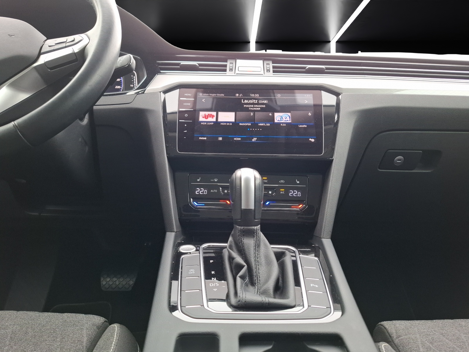 Fahrzeugabbildung Volkswagen Passat Variant TSI Business DSG LED Navi AID ACC RFK SH