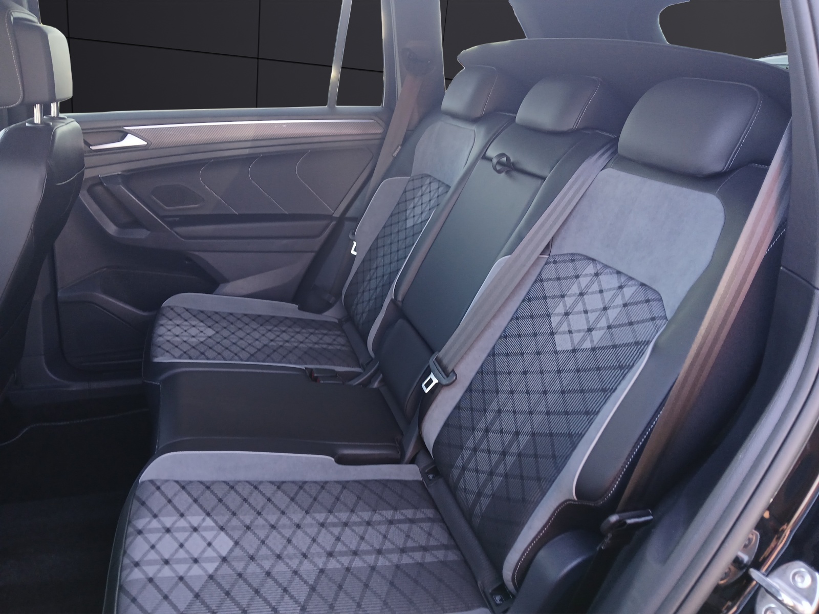 Fahrzeugabbildung Volkswagen Tiguan Allspace TSI R-Line DSG 4M Matrix Navi AID ACC RFK