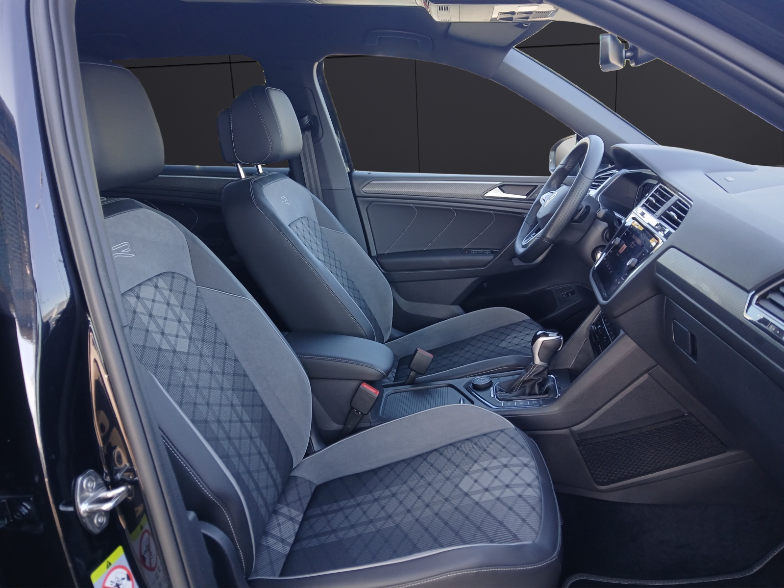 Fahrzeugabbildung Volkswagen Tiguan Allspace TSI R-Line DSG 4M Matrix Navi AID ACC RFK