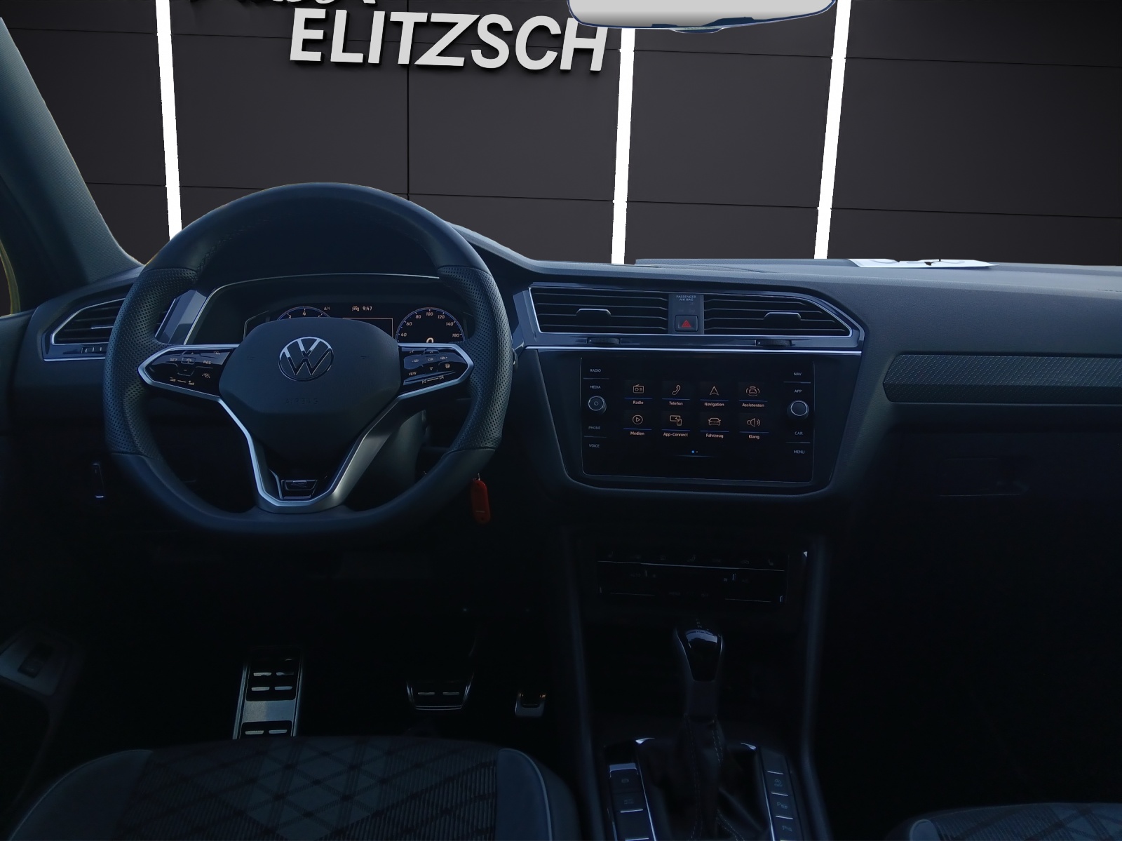 Fahrzeugabbildung Volkswagen Tiguan Allspace TSI R-Line DSG 4M Matrix Navi AID ACC RFK