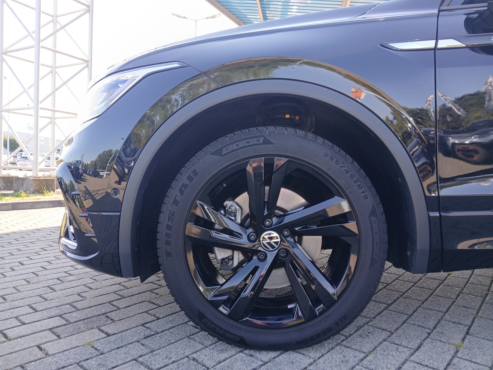 Fahrzeugabbildung Volkswagen Tiguan Allspace TSI R-Line DSG 4M Matrix Navi AID ACC RFK