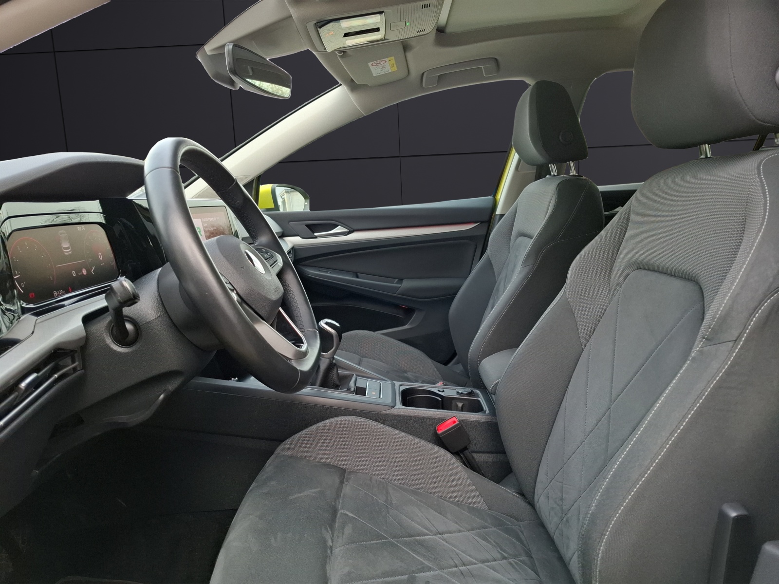 Fahrzeugabbildung Volkswagen Golf VIII TSI Matrix Pano ACC PDC SH LM