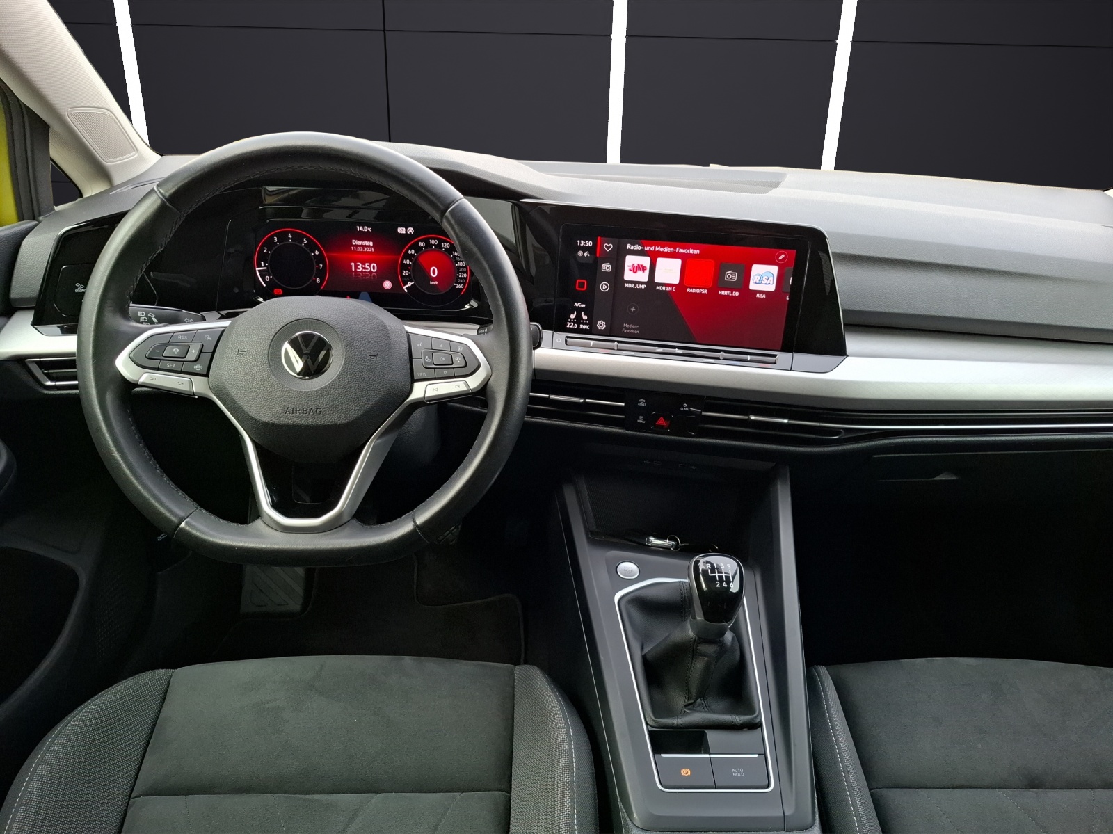 Fahrzeugabbildung Volkswagen Golf VIII TSI Matrix Pano ACC PDC SH LM