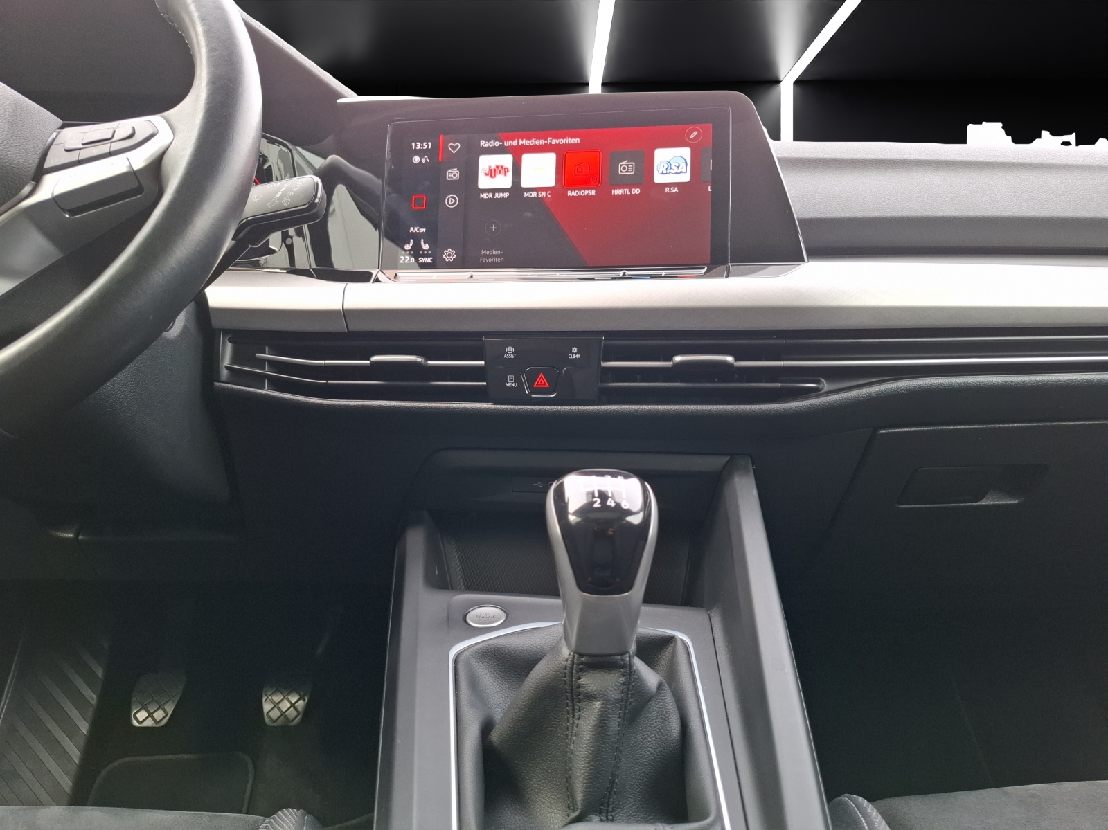 Fahrzeugabbildung Volkswagen Golf VIII TSI Matrix Pano ACC PDC SH LM