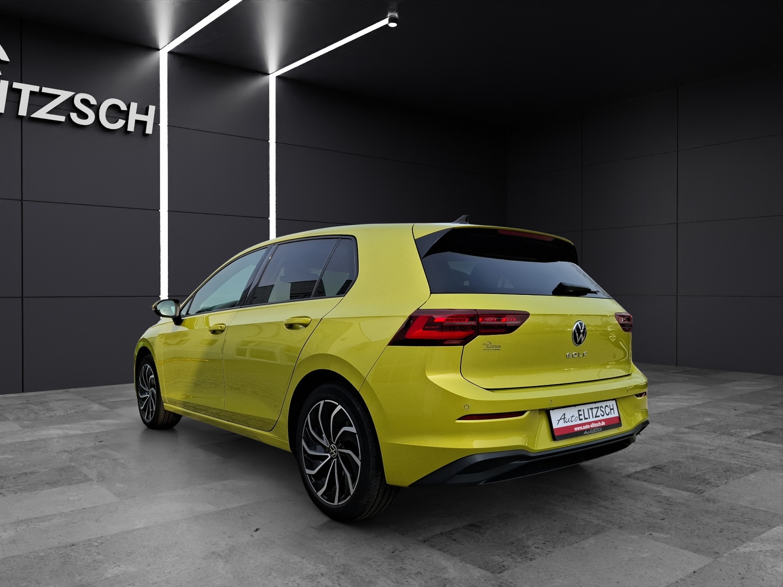 Fahrzeugabbildung Volkswagen Golf VIII TSI Matrix Pano ACC PDC SH LM