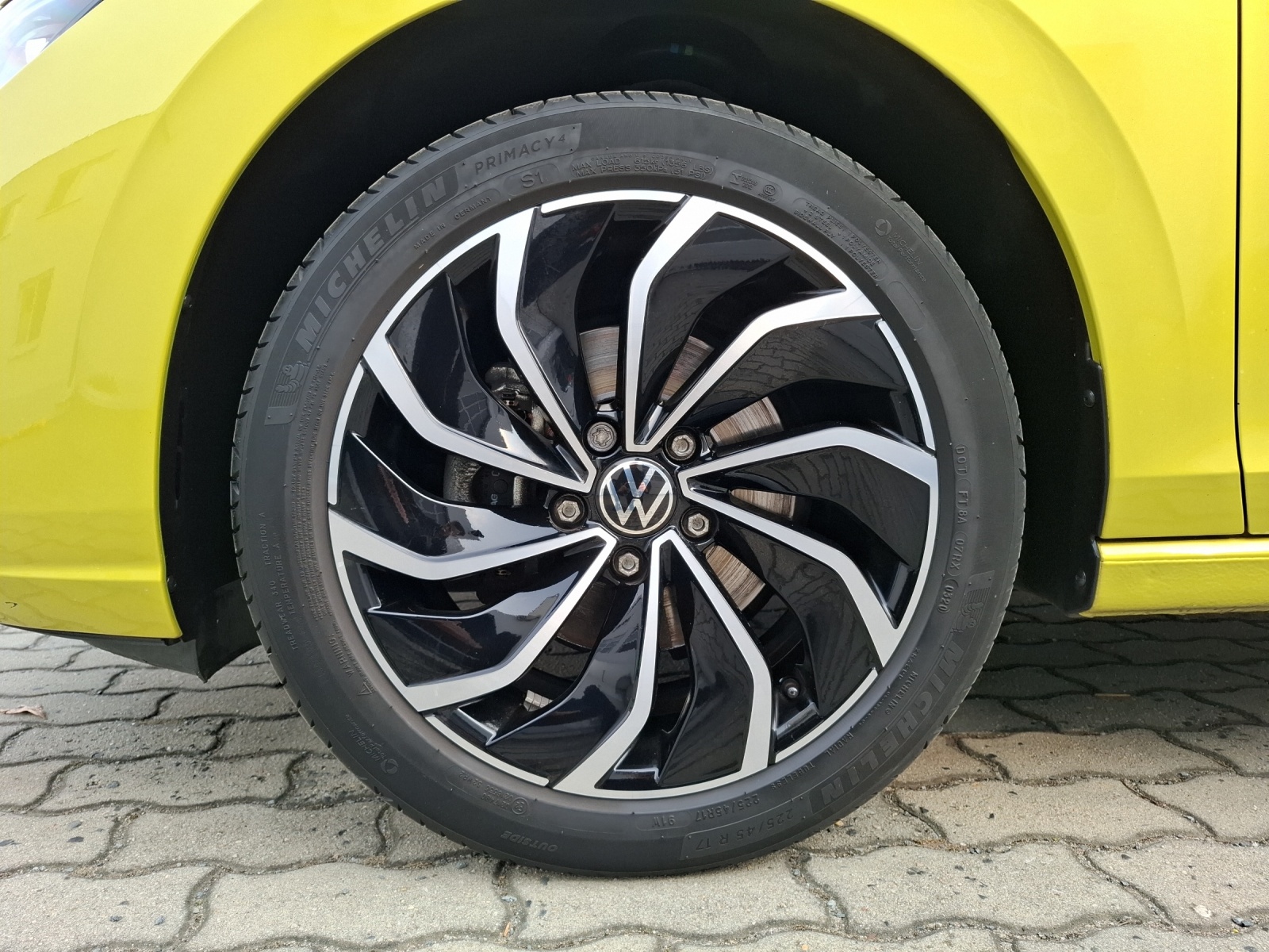 Fahrzeugabbildung Volkswagen Golf VIII TSI Matrix Pano ACC PDC SH LM