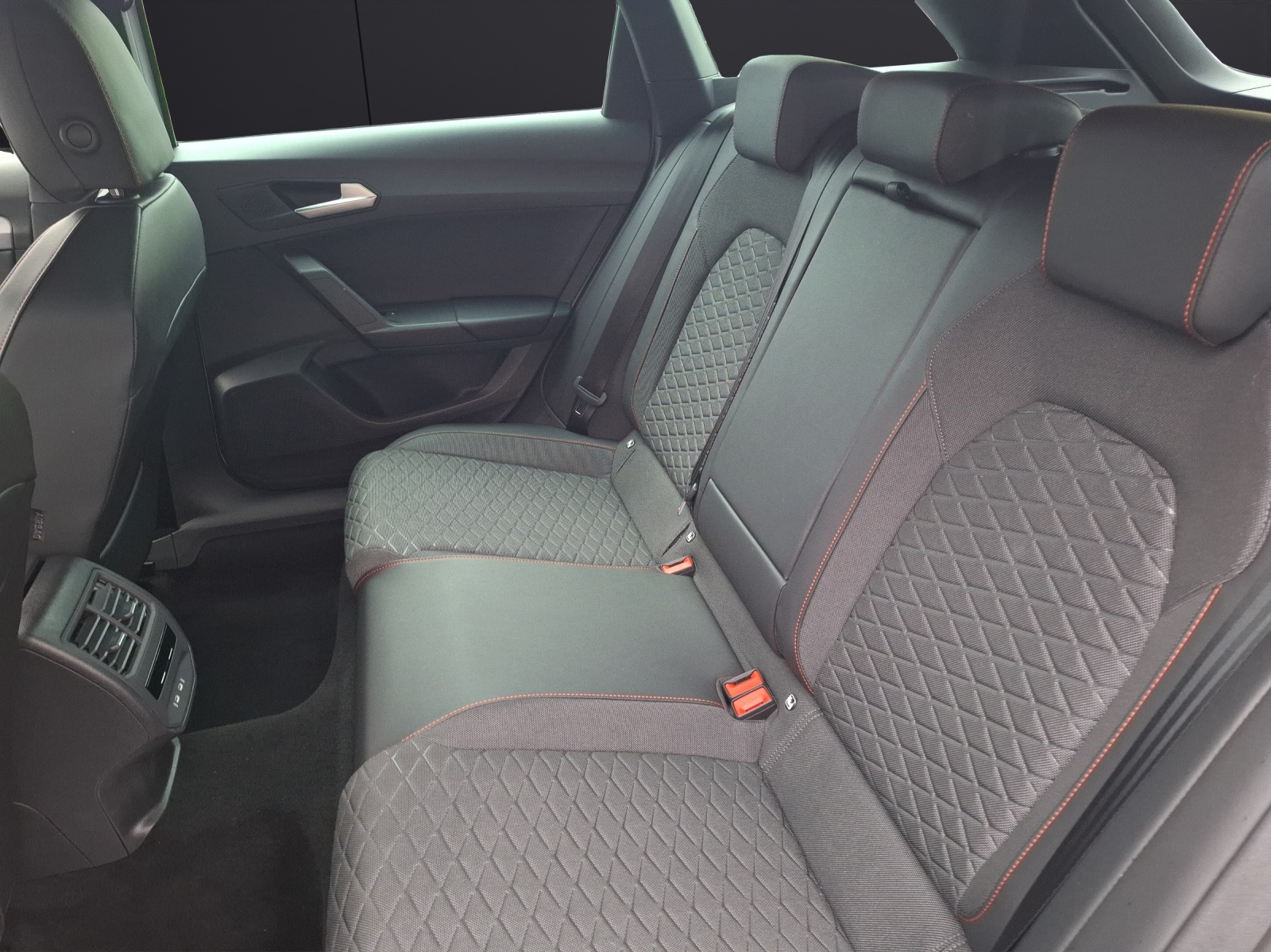 Fahrzeugabbildung SEAT Leon ST eTSI FR DSG LED Navi VC ACC RFK SH