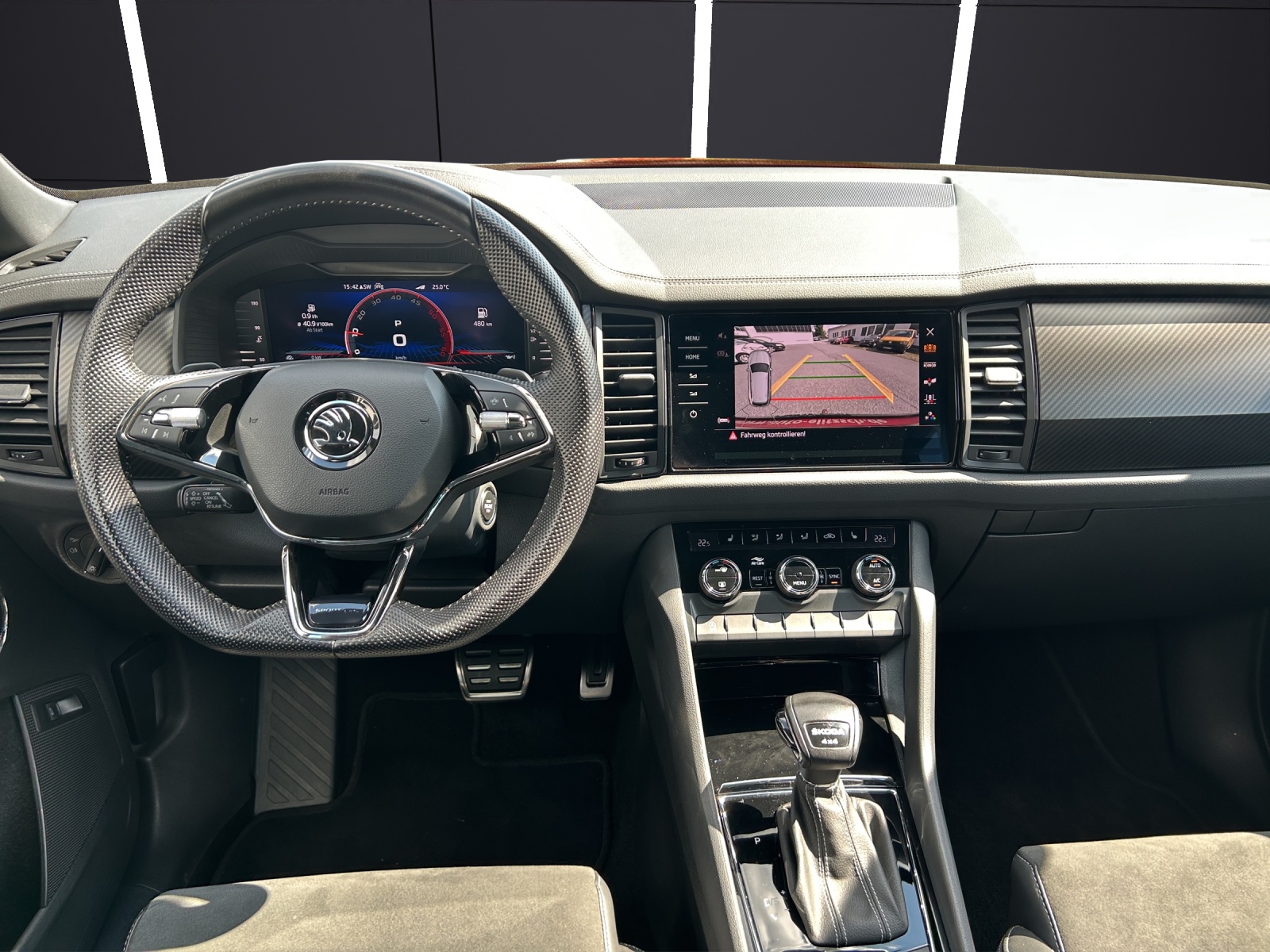 Fahrzeugabbildung SKODA Kodiaq TDI Sportline DSG 4x4 Matrix AHK Navi VC ACC RFK SHZ 20