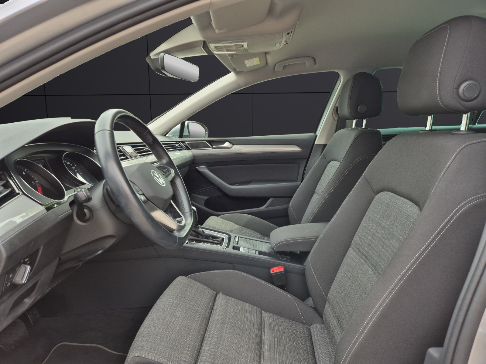 Fahrzeugabbildung Volkswagen Passat Variant TDI Business DSG AHK Navi ACC RFK SH LM