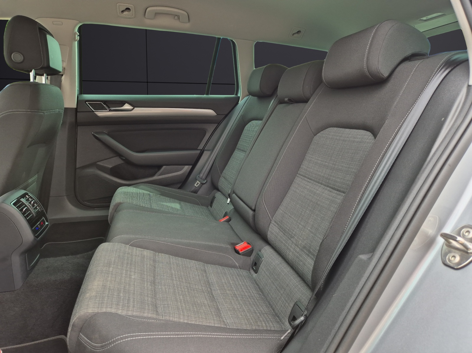 Fahrzeugabbildung Volkswagen Passat Variant TDI Business DSG AHK Navi ACC RFK SH LM